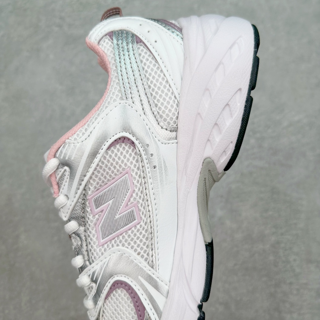 图片[7]-New Balance NB530 新百伦复古透气跑步鞋 抛弃过往以皮革为主的人气轮廓 以极具复古风范的跑鞋外观呈现 设计上全鞋以简约清爽的纯白色作基底 鞋身覆盖大面积织物网眼材质 并于鞋头、鞋带孔眼片等细节处点缀对比鲜明的反光银镀层凸显 鞋舌、侧身等位置则辅以一贯的「N」字标志和品牌徽标彰显身份 最后通过搭载的 ABZORB 缓震中底完善整体造型 尺码：36 37 37.5 38 38.5 39 40 40.5 41 42 42.5 43 44 45-选品中心