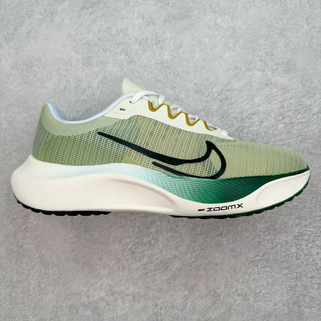 NK Zoom Fly 5 飞行5代马拉松系列低帮透气休闲运动慢跑鞋 FV3632-301 NK旗下跑鞋阵容持续迎来新成员 今回正式登场的鞋型为 Zoom Fly 5 全鞋大量采用回收材料制成 鞋面搭载创新 Flyknit 技术打造的编织网眼 同时考量了舒适、性能与可持续性 采用大型 ZoomX 中底与 Swoosh 徽标注入等变化 鞋侧还有「Push Limits + Break Barriers」字样叙述 尺码：36 36.5 37.5 38 38.5 39 40 40.5 41 42 42.5 43 44 44.5 45-选品中心