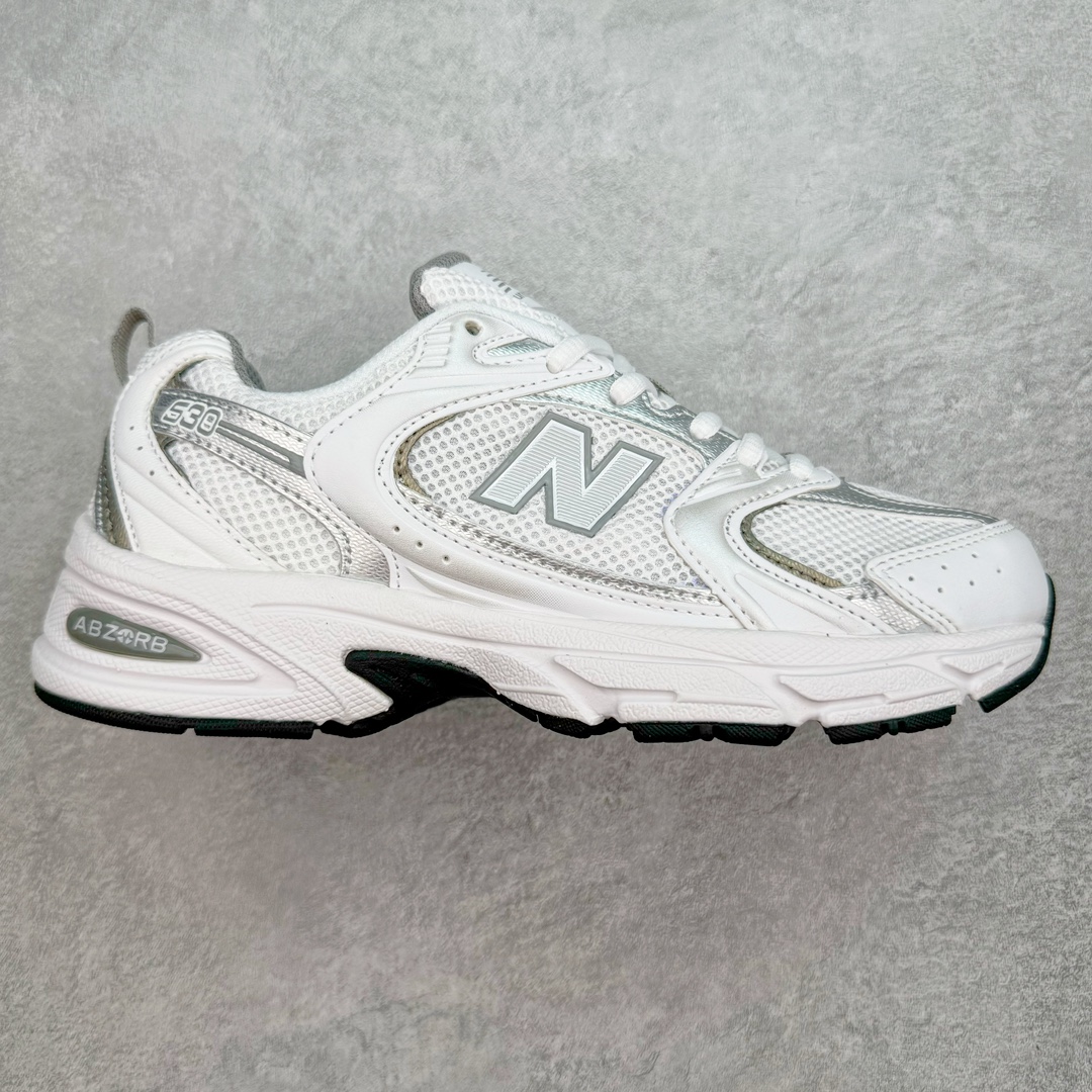 New Balance NB530 新百伦复古透气跑步鞋 抛弃过往以皮革为主的人气轮廓 以极具复古风范的跑鞋外观呈现 设计上全鞋以简约清爽的纯白色作基底 鞋身覆盖大面积织物网眼材质 并于鞋头、鞋带孔眼片等细节处点缀对比鲜明的反光银镀层凸显 鞋舌、侧身等位置则辅以一贯的「N」字标志和品牌徽标彰显身份 最后通过搭载的 ABZORB 缓震中底完善整体造型 尺码：36 37 37.5 38 38.5 39 40 40.5 41 42 42.5 43 44 45-选品中心