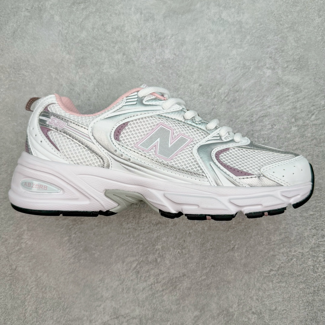 New Balance NB530 新百伦复古透气跑步鞋 抛弃过往以皮革为主的人气轮廓 以极具复古风范的跑鞋外观呈现 设计上全鞋以简约清爽的纯白色作基底 鞋身覆盖大面积织物网眼材质 并于鞋头、鞋带孔眼片等细节处点缀对比鲜明的反光银镀层凸显 鞋舌、侧身等位置则辅以一贯的「N」字标志和品牌徽标彰显身份 最后通过搭载的 ABZORB 缓震中底完善整体造型 尺码：36 37 37.5 38 38.5 39 40 40.5 41 42 42.5 43 44 45-选品中心