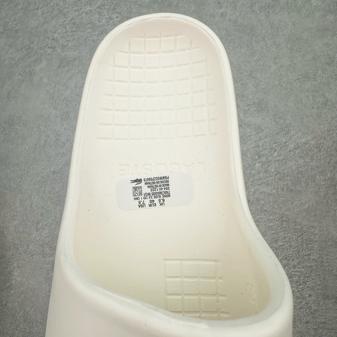 图片[5]-LACOSTE法国鳄鱼圆头套脚 EVA 防磨一字拖鞋 LACOSTE来自法国，笃信：“生命之旅，因动而美”。自1933年第一件POLO衫诞生以来，LACOSTE一直凭借其纯正的网球血统传递着轻松优雅的价值观。LACOSTE 风格源于体育运动的优雅风范，既可以在球场上穿着，也适合日常生活的优雅服装—源自体育运动的优雅风范，绝对现代的时尚形象。LACOSTE为时尚风格与舒适之感而不断创新。尺码：36/45-选品中心