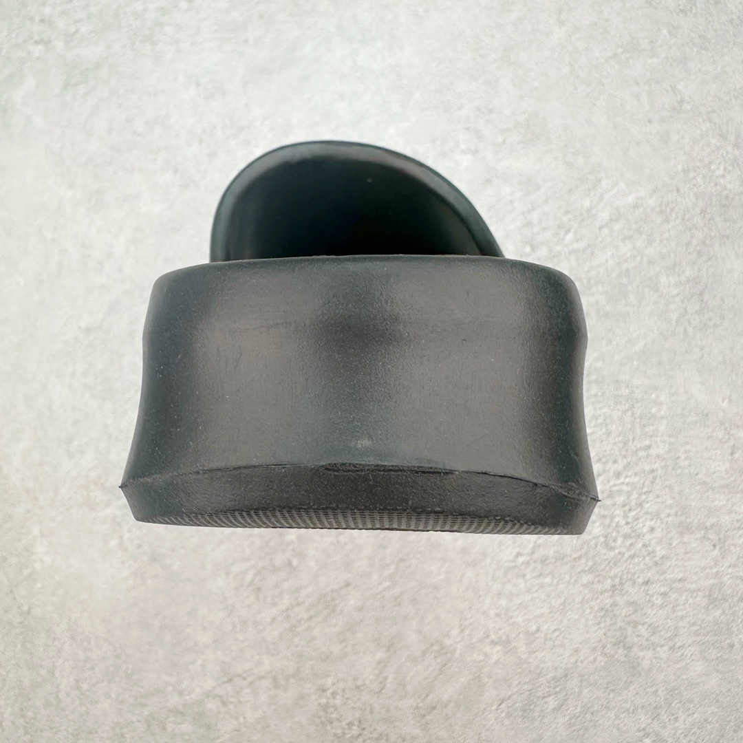 图片[8]-LACOSTE法国鳄鱼圆头套脚 EVA 防磨一字拖鞋 LACOSTE来自法国，笃信：“生命之旅，因动而美”。自1933年第一件POLO衫诞生以来，LACOSTE一直凭借其纯正的网球血统传递着轻松优雅的价值观。LACOSTE 风格源于体育运动的优雅风范，既可以在球场上穿着，也适合日常生活的优雅服装—源自体育运动的优雅风范，绝对现代的时尚形象。LACOSTE为时尚风格与舒适之感而不断创新。尺码：36/45-选品中心