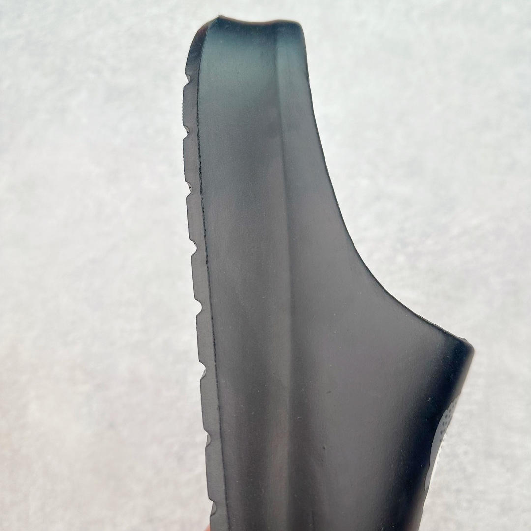 图片[6]-LACOSTE法国鳄鱼圆头套脚 EVA 防磨一字拖鞋 LACOSTE来自法国，笃信：“生命之旅，因动而美”。自1933年第一件POLO衫诞生以来，LACOSTE一直凭借其纯正的网球血统传递着轻松优雅的价值观。LACOSTE 风格源于体育运动的优雅风范，既可以在球场上穿着，也适合日常生活的优雅服装—源自体育运动的优雅风范，绝对现代的时尚形象。LACOSTE为时尚风格与舒适之感而不断创新。尺码：36/45-选品中心