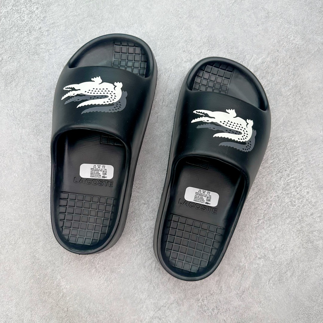 图片[3]-LACOSTE法国鳄鱼圆头套脚 EVA 防磨一字拖鞋 LACOSTE来自法国，笃信：“生命之旅，因动而美”。自1933年第一件POLO衫诞生以来，LACOSTE一直凭借其纯正的网球血统传递着轻松优雅的价值观。LACOSTE 风格源于体育运动的优雅风范，既可以在球场上穿着，也适合日常生活的优雅服装—源自体育运动的优雅风范，绝对现代的时尚形象。LACOSTE为时尚风格与舒适之感而不断创新。尺码：36/45-选品中心