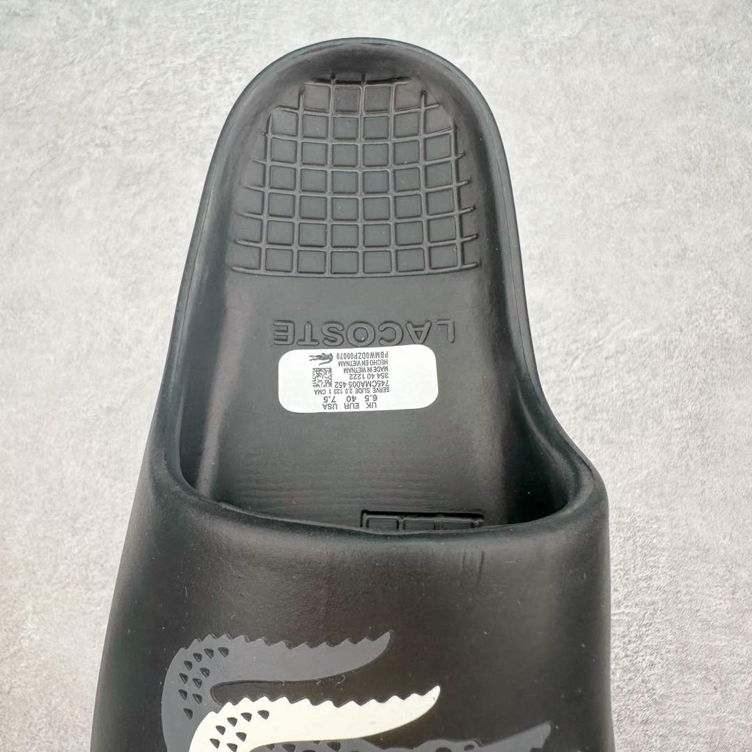 图片[5]-LACOSTE法国鳄鱼圆头套脚 EVA 防磨一字拖鞋 LACOSTE来自法国，笃信：“生命之旅，因动而美”。自1933年第一件POLO衫诞生以来，LACOSTE一直凭借其纯正的网球血统传递着轻松优雅的价值观。LACOSTE 风格源于体育运动的优雅风范，既可以在球场上穿着，也适合日常生活的优雅服装—源自体育运动的优雅风范，绝对现代的时尚形象。LACOSTE为时尚风格与舒适之感而不断创新。尺码：36/45-选品中心