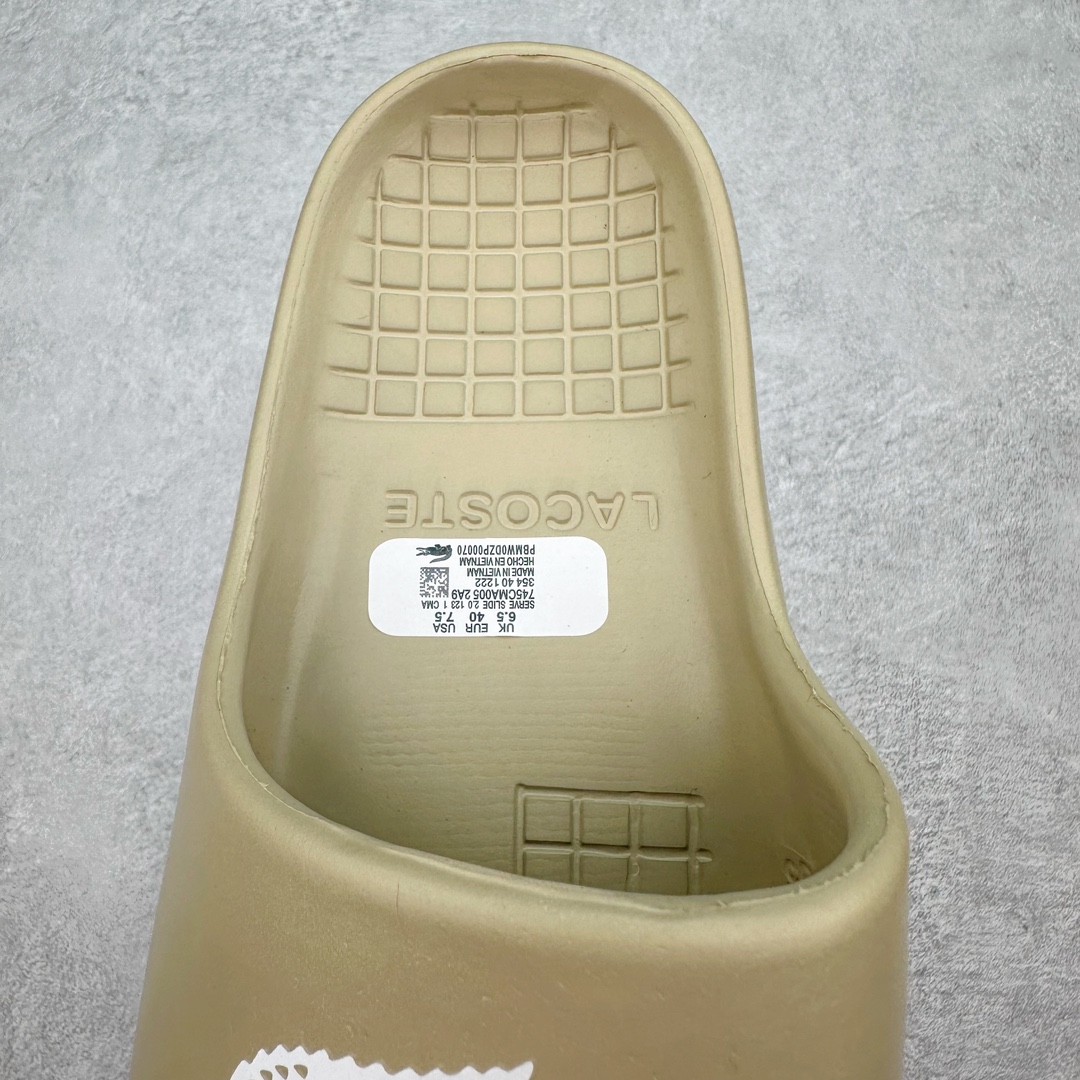 图片[5]-LACOSTE法国鳄鱼圆头套脚 EVA 防磨一字拖鞋 LACOSTE来自法国，笃信：“生命之旅，因动而美”。自1933年第一件POLO衫诞生以来，LACOSTE一直凭借其纯正的网球血统传递着轻松优雅的价值观。LACOSTE 风格源于体育运动的优雅风范，既可以在球场上穿着，也适合日常生活的优雅服装—源自体育运动的优雅风范，绝对现代的时尚形象。LACOSTE为时尚风格与舒适之感而不断创新。尺码：36/45-选品中心