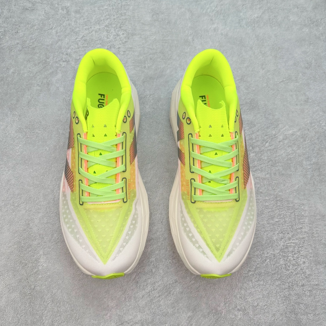 图片[2]-＃C版 NEW BALANCE Rebel FuelCell Rebel V4 舒适时尚织物减震耐磨低帮马拉松轻量化跑步鞋 NB新百伦于 2019 年夏天首次发布了 Rebel 在制鞋业仍在向强调能量回报的弹力泡沫转变的时候 Rebel 确实是一个叛逆者 快进到 2024 年 Rebel v4 承诺通过重新配制的中底化合物和更高的堆叠高度提供更轻、更有弹性的跑步体验 就像New Balance SC Elite v4一样 Rebel v4 提供了完全重新设计的中底化合物 最新的混合物将 New Balance 专有的 FuelCell 泡沫（TPU 和 EVA 的混合物）与 PEBA 泡沫相结合 带来更弹跳的跑步体验 PEBA是一种超轻 高性能的泡沫 通常出现在镀碳超级鞋中 New Balance Rebel v4、ASICS Novablast 4和Brooks Hyperion Max都是精力充沛的无电镀运动鞋 在速度锻炼和快节奏中大放异彩 这三款鞋都依靠它们的中底泡沫和轻微的摇杆形状来创造一种向前滚动的感觉 而且虽然这些鞋子在堆叠高度和重量方面各不相同 但它们提供了相似的软硬比例 有足够的流行力来加快步伐 尺码：36 37 37.5 38 38.5 39.5 40 40.5 41.5 42 42.5 43 44 45-选品中心