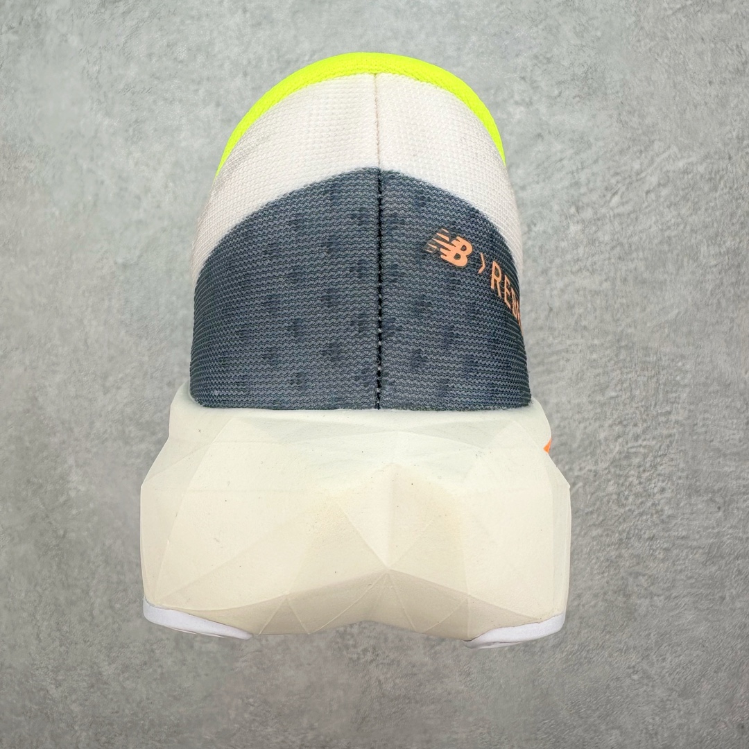 图片[8]-＃C版 NEW BALANCE Rebel FuelCell Rebel V4 舒适时尚织物减震耐磨低帮马拉松轻量化跑步鞋 NB新百伦于 2019 年夏天首次发布了 Rebel 在制鞋业仍在向强调能量回报的弹力泡沫转变的时候 Rebel 确实是一个叛逆者 快进到 2024 年 Rebel v4 承诺通过重新配制的中底化合物和更高的堆叠高度提供更轻、更有弹性的跑步体验 就像New Balance SC Elite v4一样 Rebel v4 提供了完全重新设计的中底化合物 最新的混合物将 New Balance 专有的 FuelCell 泡沫（TPU 和 EVA 的混合物）与 PEBA 泡沫相结合 带来更弹跳的跑步体验 PEBA是一种超轻 高性能的泡沫 通常出现在镀碳超级鞋中 New Balance Rebel v4、ASICS Novablast 4和Brooks Hyperion Max都是精力充沛的无电镀运动鞋 在速度锻炼和快节奏中大放异彩 这三款鞋都依靠它们的中底泡沫和轻微的摇杆形状来创造一种向前滚动的感觉 而且虽然这些鞋子在堆叠高度和重量方面各不相同 但它们提供了相似的软硬比例 有足够的流行力来加快步伐 尺码：36 37 37.5 38 38.5 39.5 40 40.5 41.5 42 42.5 43 44 45-选品中心