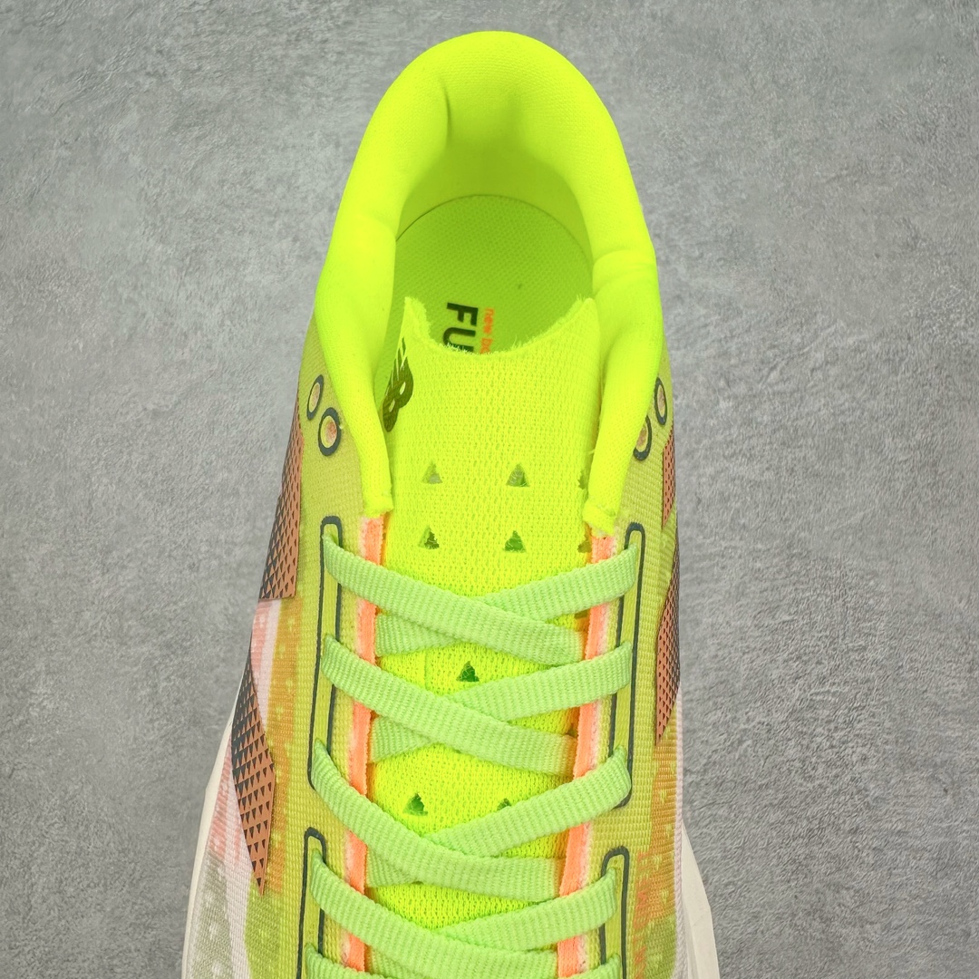 图片[5]-＃C版 NEW BALANCE Rebel FuelCell Rebel V4 舒适时尚织物减震耐磨低帮马拉松轻量化跑步鞋 NB新百伦于 2019 年夏天首次发布了 Rebel 在制鞋业仍在向强调能量回报的弹力泡沫转变的时候 Rebel 确实是一个叛逆者 快进到 2024 年 Rebel v4 承诺通过重新配制的中底化合物和更高的堆叠高度提供更轻、更有弹性的跑步体验 就像New Balance SC Elite v4一样 Rebel v4 提供了完全重新设计的中底化合物 最新的混合物将 New Balance 专有的 FuelCell 泡沫（TPU 和 EVA 的混合物）与 PEBA 泡沫相结合 带来更弹跳的跑步体验 PEBA是一种超轻 高性能的泡沫 通常出现在镀碳超级鞋中 New Balance Rebel v4、ASICS Novablast 4和Brooks Hyperion Max都是精力充沛的无电镀运动鞋 在速度锻炼和快节奏中大放异彩 这三款鞋都依靠它们的中底泡沫和轻微的摇杆形状来创造一种向前滚动的感觉 而且虽然这些鞋子在堆叠高度和重量方面各不相同 但它们提供了相似的软硬比例 有足够的流行力来加快步伐 尺码：36 37 37.5 38 38.5 39.5 40 40.5 41.5 42 42.5 43 44 45-选品中心