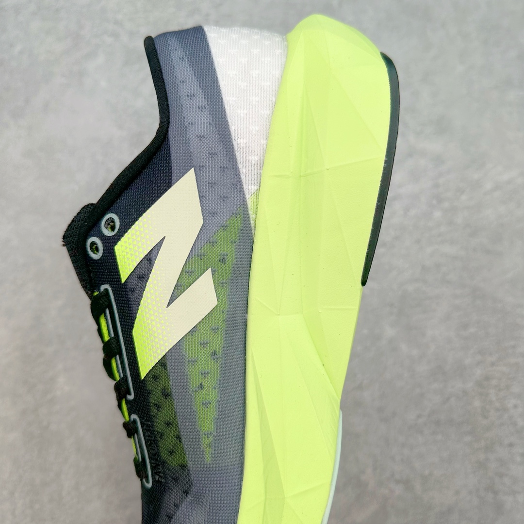 图片[7]-＃C版 NEW BALANCE Rebel FuelCell Rebel V4 舒适时尚织物减震耐磨低帮马拉松轻量化跑步鞋 NB新百伦于 2019 年夏天首次发布了 Rebel 在制鞋业仍在向强调能量回报的弹力泡沫转变的时候 Rebel 确实是一个叛逆者 快进到 2024 年 Rebel v4 承诺通过重新配制的中底化合物和更高的堆叠高度提供更轻、更有弹性的跑步体验 就像New Balance SC Elite v4一样 Rebel v4 提供了完全重新设计的中底化合物 最新的混合物将 New Balance 专有的 FuelCell 泡沫（TPU 和 EVA 的混合物）与 PEBA 泡沫相结合 带来更弹跳的跑步体验 PEBA是一种超轻 高性能的泡沫 通常出现在镀碳超级鞋中 New Balance Rebel v4、ASICS Novablast 4和Brooks Hyperion Max都是精力充沛的无电镀运动鞋 在速度锻炼和快节奏中大放异彩 这三款鞋都依靠它们的中底泡沫和轻微的摇杆形状来创造一种向前滚动的感觉 而且虽然这些鞋子在堆叠高度和重量方面各不相同 但它们提供了相似的软硬比例 有足够的流行力来加快步伐 尺码：36 37 37.5 38 38.5 39.5 40 40.5 41.5 42 42.5 43 44 45-选品中心
