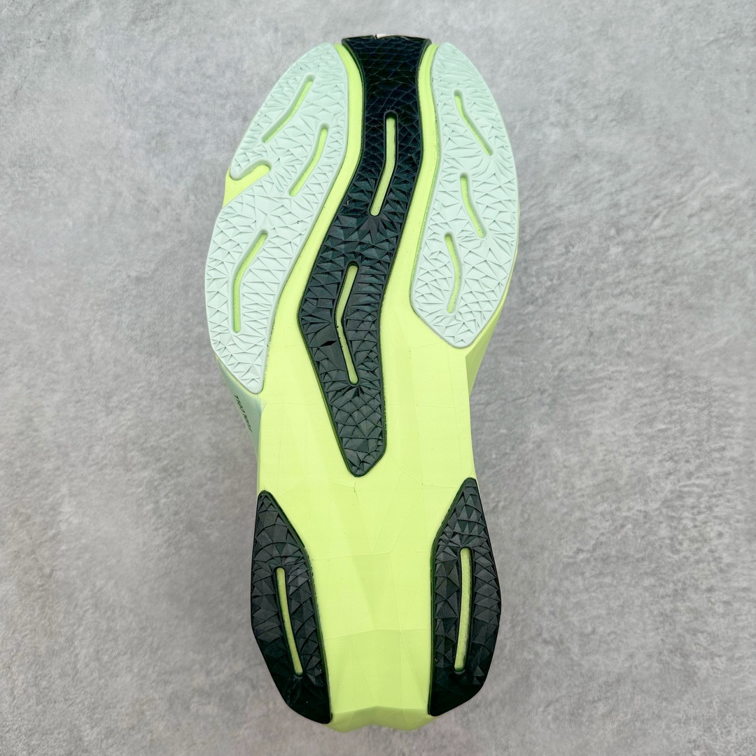 图片[9]-＃C版 NEW BALANCE Rebel FuelCell Rebel V4 舒适时尚织物减震耐磨低帮马拉松轻量化跑步鞋 NB新百伦于 2019 年夏天首次发布了 Rebel 在制鞋业仍在向强调能量回报的弹力泡沫转变的时候 Rebel 确实是一个叛逆者 快进到 2024 年 Rebel v4 承诺通过重新配制的中底化合物和更高的堆叠高度提供更轻、更有弹性的跑步体验 就像New Balance SC Elite v4一样 Rebel v4 提供了完全重新设计的中底化合物 最新的混合物将 New Balance 专有的 FuelCell 泡沫（TPU 和 EVA 的混合物）与 PEBA 泡沫相结合 带来更弹跳的跑步体验 PEBA是一种超轻 高性能的泡沫 通常出现在镀碳超级鞋中 New Balance Rebel v4、ASICS Novablast 4和Brooks Hyperion Max都是精力充沛的无电镀运动鞋 在速度锻炼和快节奏中大放异彩 这三款鞋都依靠它们的中底泡沫和轻微的摇杆形状来创造一种向前滚动的感觉 而且虽然这些鞋子在堆叠高度和重量方面各不相同 但它们提供了相似的软硬比例 有足够的流行力来加快步伐 尺码：36 37 37.5 38 38.5 39.5 40 40.5 41.5 42 42.5 43 44 45-选品中心