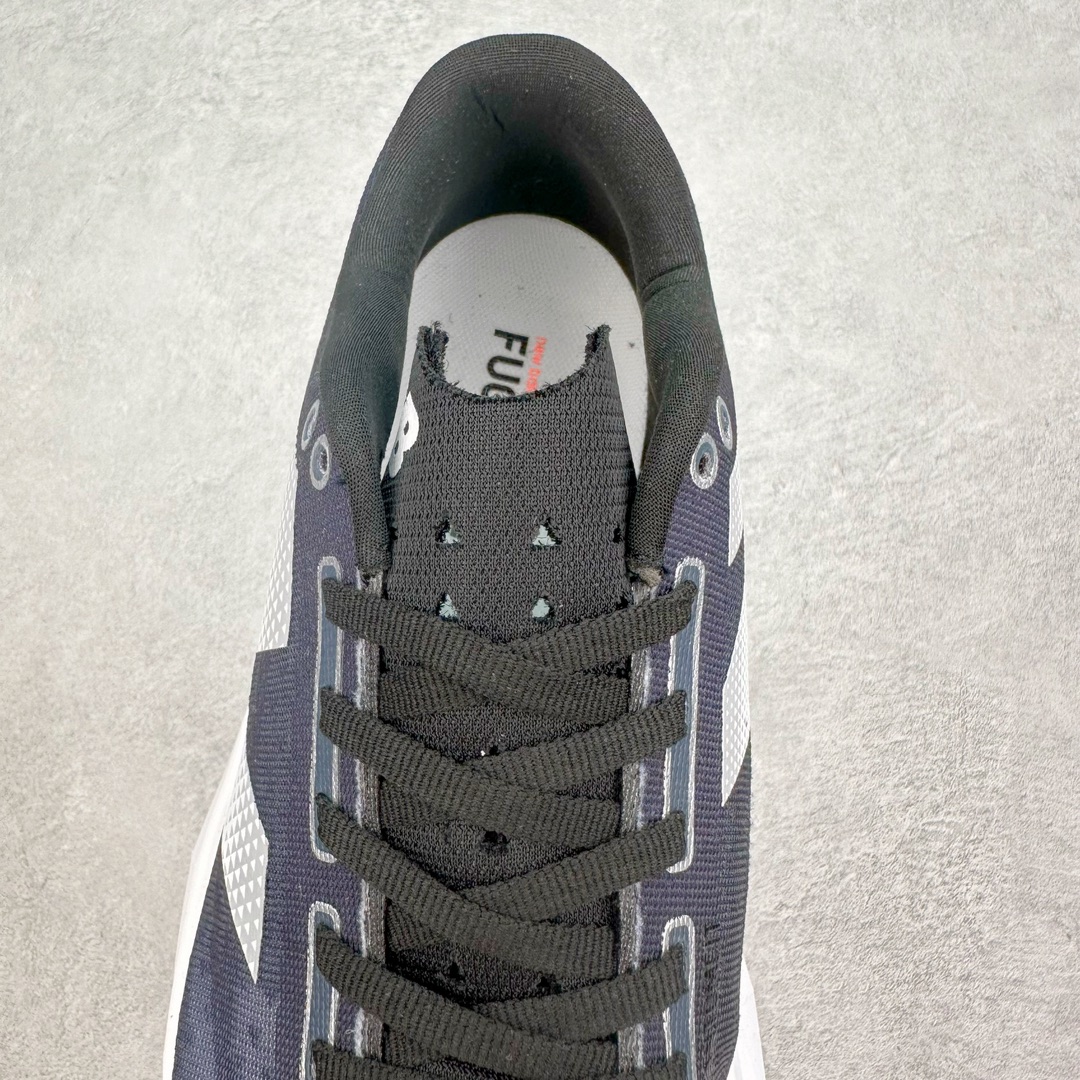 图片[5]-＃C版 NEW BALANCE Rebel FuelCell Rebel V4 舒适时尚织物减震耐磨低帮马拉松轻量化跑步鞋 NB新百伦于 2019 年夏天首次发布了 Rebel 在制鞋业仍在向强调能量回报的弹力泡沫转变的时候 Rebel 确实是一个叛逆者 快进到 2024 年 Rebel v4 承诺通过重新配制的中底化合物和更高的堆叠高度提供更轻、更有弹性的跑步体验 就像New Balance SC Elite v4一样 Rebel v4 提供了完全重新设计的中底化合物 最新的混合物将 New Balance 专有的 FuelCell 泡沫（TPU 和 EVA 的混合物）与 PEBA 泡沫相结合 带来更弹跳的跑步体验 PEBA是一种超轻 高性能的泡沫 通常出现在镀碳超级鞋中 New Balance Rebel v4、ASICS Novablast 4和Brooks Hyperion Max都是精力充沛的无电镀运动鞋 在速度锻炼和快节奏中大放异彩 这三款鞋都依靠它们的中底泡沫和轻微的摇杆形状来创造一种向前滚动的感觉 而且虽然这些鞋子在堆叠高度和重量方面各不相同 但它们提供了相似的软硬比例 有足够的流行力来加快步伐 尺码：36 37 37.5 38 38.5 39.5 40 40.5 41.5 42 42.5 43 44 45-选品中心