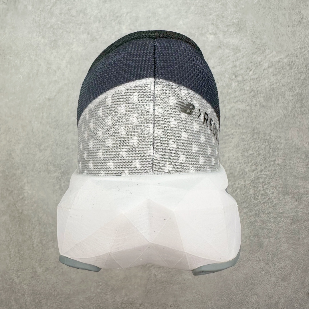 图片[8]-＃C版 NEW BALANCE Rebel FuelCell Rebel V4 舒适时尚织物减震耐磨低帮马拉松轻量化跑步鞋 NB新百伦于 2019 年夏天首次发布了 Rebel 在制鞋业仍在向强调能量回报的弹力泡沫转变的时候 Rebel 确实是一个叛逆者 快进到 2024 年 Rebel v4 承诺通过重新配制的中底化合物和更高的堆叠高度提供更轻、更有弹性的跑步体验 就像New Balance SC Elite v4一样 Rebel v4 提供了完全重新设计的中底化合物 最新的混合物将 New Balance 专有的 FuelCell 泡沫（TPU 和 EVA 的混合物）与 PEBA 泡沫相结合 带来更弹跳的跑步体验 PEBA是一种超轻 高性能的泡沫 通常出现在镀碳超级鞋中 New Balance Rebel v4、ASICS Novablast 4和Brooks Hyperion Max都是精力充沛的无电镀运动鞋 在速度锻炼和快节奏中大放异彩 这三款鞋都依靠它们的中底泡沫和轻微的摇杆形状来创造一种向前滚动的感觉 而且虽然这些鞋子在堆叠高度和重量方面各不相同 但它们提供了相似的软硬比例 有足够的流行力来加快步伐 尺码：36 37 37.5 38 38.5 39.5 40 40.5 41.5 42 42.5 43 44 45-选品中心