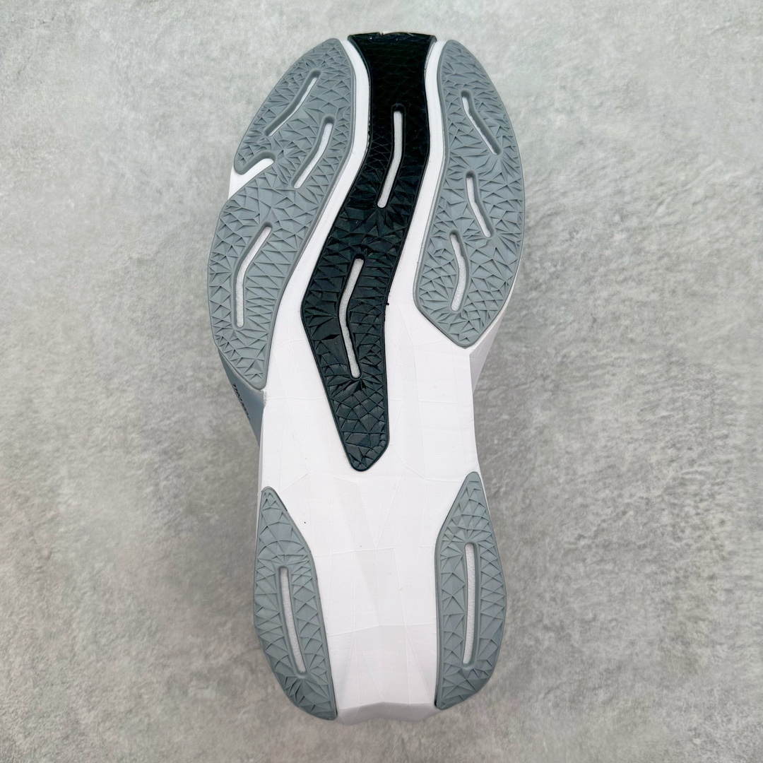 图片[9]-＃C版 NEW BALANCE Rebel FuelCell Rebel V4 舒适时尚织物减震耐磨低帮马拉松轻量化跑步鞋 NB新百伦于 2019 年夏天首次发布了 Rebel 在制鞋业仍在向强调能量回报的弹力泡沫转变的时候 Rebel 确实是一个叛逆者 快进到 2024 年 Rebel v4 承诺通过重新配制的中底化合物和更高的堆叠高度提供更轻、更有弹性的跑步体验 就像New Balance SC Elite v4一样 Rebel v4 提供了完全重新设计的中底化合物 最新的混合物将 New Balance 专有的 FuelCell 泡沫（TPU 和 EVA 的混合物）与 PEBA 泡沫相结合 带来更弹跳的跑步体验 PEBA是一种超轻 高性能的泡沫 通常出现在镀碳超级鞋中 New Balance Rebel v4、ASICS Novablast 4和Brooks Hyperion Max都是精力充沛的无电镀运动鞋 在速度锻炼和快节奏中大放异彩 这三款鞋都依靠它们的中底泡沫和轻微的摇杆形状来创造一种向前滚动的感觉 而且虽然这些鞋子在堆叠高度和重量方面各不相同 但它们提供了相似的软硬比例 有足够的流行力来加快步伐 尺码：36 37 37.5 38 38.5 39.5 40 40.5 41.5 42 42.5 43 44 45-选品中心