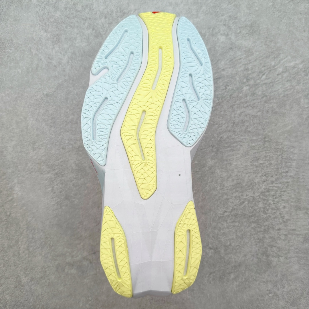 图片[9]-＃C版 NEW BALANCE Rebel FuelCell Rebel V4 舒适时尚织物减震耐磨低帮马拉松轻量化跑步鞋 NB新百伦于 2019 年夏天首次发布了 Rebel 在制鞋业仍在向强调能量回报的弹力泡沫转变的时候 Rebel 确实是一个叛逆者 快进到 2024 年 Rebel v4 承诺通过重新配制的中底化合物和更高的堆叠高度提供更轻、更有弹性的跑步体验 就像New Balance SC Elite v4一样 Rebel v4 提供了完全重新设计的中底化合物 最新的混合物将 New Balance 专有的 FuelCell 泡沫（TPU 和 EVA 的混合物）与 PEBA 泡沫相结合 带来更弹跳的跑步体验 PEBA是一种超轻 高性能的泡沫 通常出现在镀碳超级鞋中 New Balance Rebel v4、ASICS Novablast 4和Brooks Hyperion Max都是精力充沛的无电镀运动鞋 在速度锻炼和快节奏中大放异彩 这三款鞋都依靠它们的中底泡沫和轻微的摇杆形状来创造一种向前滚动的感觉 而且虽然这些鞋子在堆叠高度和重量方面各不相同 但它们提供了相似的软硬比例 有足够的流行力来加快步伐 尺码：36 37 37.5 38 38.5 39.5 40 40.5 41.5 42 42.5 43 44 45-选品中心