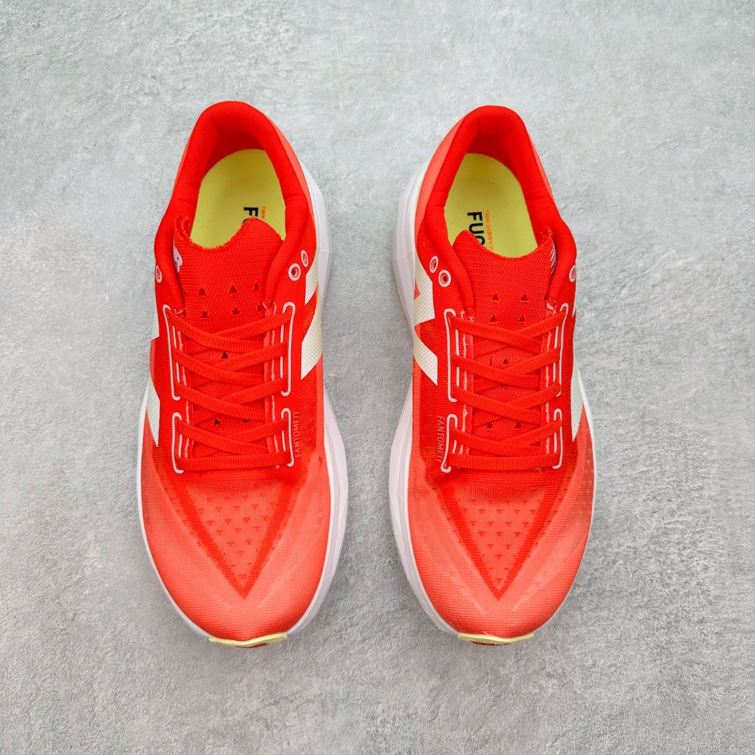 图片[2]-＃C版 NEW BALANCE Rebel FuelCell Rebel V4 舒适时尚织物减震耐磨低帮马拉松轻量化跑步鞋 NB新百伦于 2019 年夏天首次发布了 Rebel 在制鞋业仍在向强调能量回报的弹力泡沫转变的时候 Rebel 确实是一个叛逆者 快进到 2024 年 Rebel v4 承诺通过重新配制的中底化合物和更高的堆叠高度提供更轻、更有弹性的跑步体验 就像New Balance SC Elite v4一样 Rebel v4 提供了完全重新设计的中底化合物 最新的混合物将 New Balance 专有的 FuelCell 泡沫（TPU 和 EVA 的混合物）与 PEBA 泡沫相结合 带来更弹跳的跑步体验 PEBA是一种超轻 高性能的泡沫 通常出现在镀碳超级鞋中 New Balance Rebel v4、ASICS Novablast 4和Brooks Hyperion Max都是精力充沛的无电镀运动鞋 在速度锻炼和快节奏中大放异彩 这三款鞋都依靠它们的中底泡沫和轻微的摇杆形状来创造一种向前滚动的感觉 而且虽然这些鞋子在堆叠高度和重量方面各不相同 但它们提供了相似的软硬比例 有足够的流行力来加快步伐 尺码：36 37 37.5 38 38.5 39.5 40 40.5 41.5 42 42.5 43 44 45-选品中心