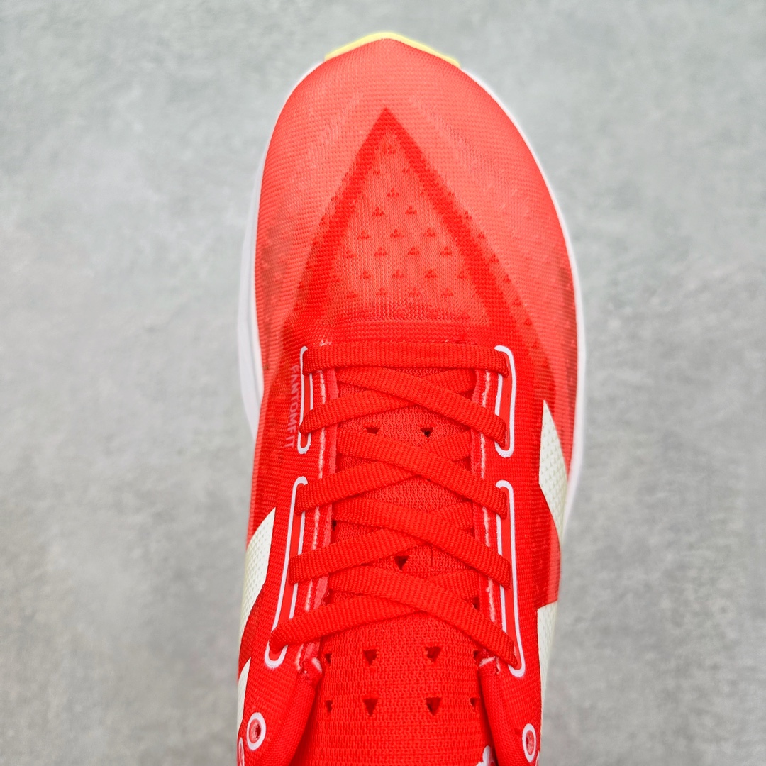 图片[4]-＃C版 NEW BALANCE Rebel FuelCell Rebel V4 舒适时尚织物减震耐磨低帮马拉松轻量化跑步鞋 NB新百伦于 2019 年夏天首次发布了 Rebel 在制鞋业仍在向强调能量回报的弹力泡沫转变的时候 Rebel 确实是一个叛逆者 快进到 2024 年 Rebel v4 承诺通过重新配制的中底化合物和更高的堆叠高度提供更轻、更有弹性的跑步体验 就像New Balance SC Elite v4一样 Rebel v4 提供了完全重新设计的中底化合物 最新的混合物将 New Balance 专有的 FuelCell 泡沫（TPU 和 EVA 的混合物）与 PEBA 泡沫相结合 带来更弹跳的跑步体验 PEBA是一种超轻 高性能的泡沫 通常出现在镀碳超级鞋中 New Balance Rebel v4、ASICS Novablast 4和Brooks Hyperion Max都是精力充沛的无电镀运动鞋 在速度锻炼和快节奏中大放异彩 这三款鞋都依靠它们的中底泡沫和轻微的摇杆形状来创造一种向前滚动的感觉 而且虽然这些鞋子在堆叠高度和重量方面各不相同 但它们提供了相似的软硬比例 有足够的流行力来加快步伐 尺码：36 37 37.5 38 38.5 39.5 40 40.5 41.5 42 42.5 43 44 45-选品中心