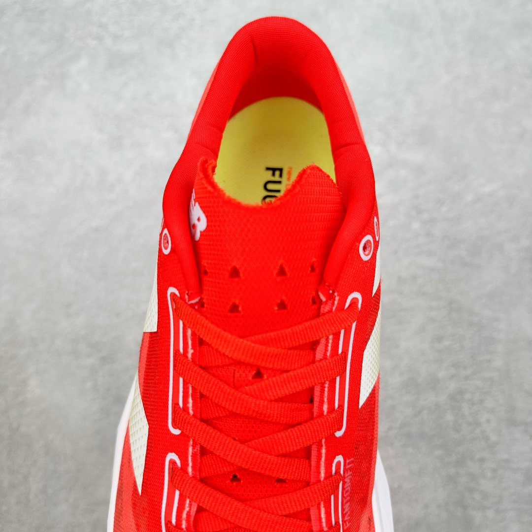 图片[5]-＃C版 NEW BALANCE Rebel FuelCell Rebel V4 舒适时尚织物减震耐磨低帮马拉松轻量化跑步鞋 NB新百伦于 2019 年夏天首次发布了 Rebel 在制鞋业仍在向强调能量回报的弹力泡沫转变的时候 Rebel 确实是一个叛逆者 快进到 2024 年 Rebel v4 承诺通过重新配制的中底化合物和更高的堆叠高度提供更轻、更有弹性的跑步体验 就像New Balance SC Elite v4一样 Rebel v4 提供了完全重新设计的中底化合物 最新的混合物将 New Balance 专有的 FuelCell 泡沫（TPU 和 EVA 的混合物）与 PEBA 泡沫相结合 带来更弹跳的跑步体验 PEBA是一种超轻 高性能的泡沫 通常出现在镀碳超级鞋中 New Balance Rebel v4、ASICS Novablast 4和Brooks Hyperion Max都是精力充沛的无电镀运动鞋 在速度锻炼和快节奏中大放异彩 这三款鞋都依靠它们的中底泡沫和轻微的摇杆形状来创造一种向前滚动的感觉 而且虽然这些鞋子在堆叠高度和重量方面各不相同 但它们提供了相似的软硬比例 有足够的流行力来加快步伐 尺码：36 37 37.5 38 38.5 39.5 40 40.5 41.5 42 42.5 43 44 45-选品中心