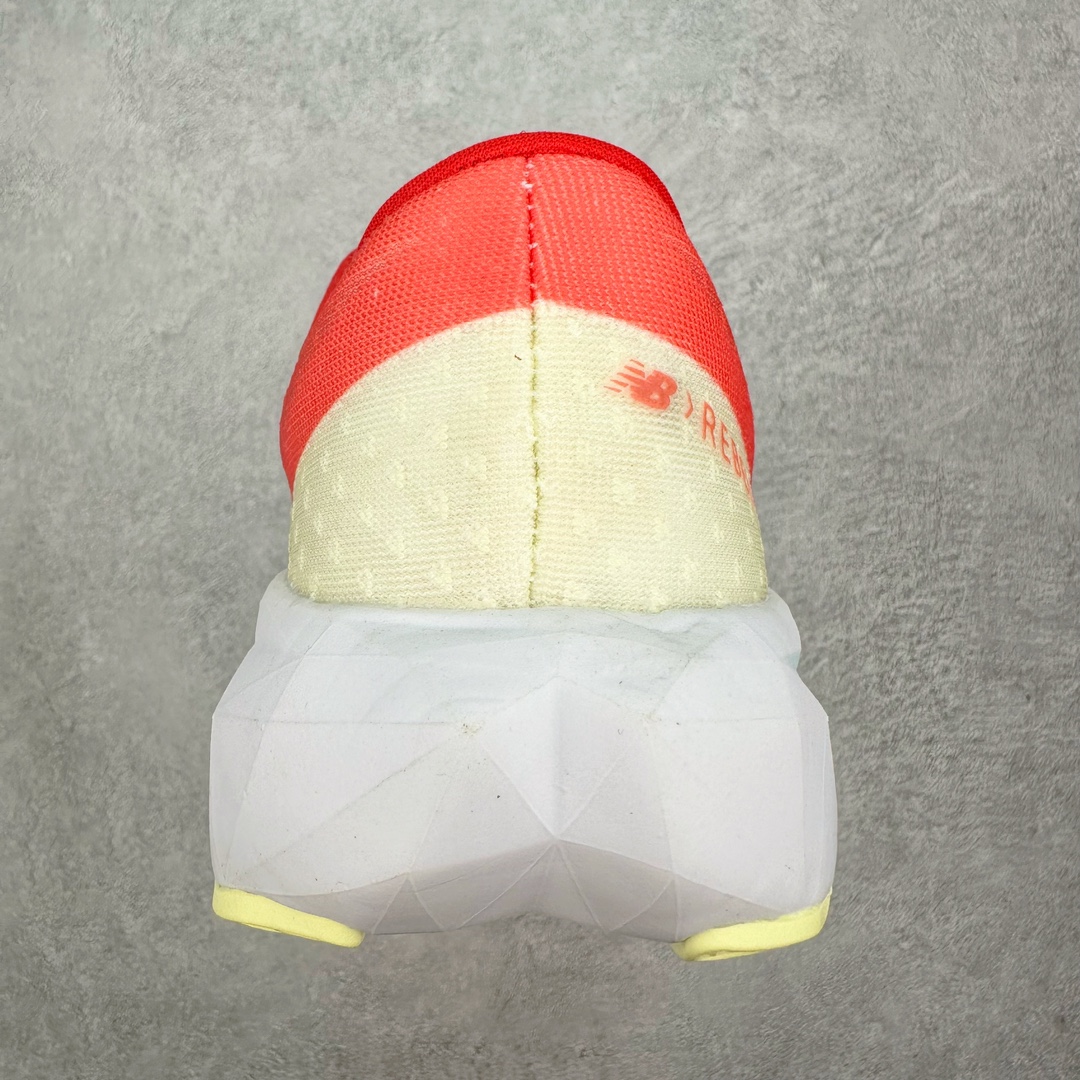 图片[8]-＃C版 NEW BALANCE Rebel FuelCell Rebel V4 舒适时尚织物减震耐磨低帮马拉松轻量化跑步鞋 NB新百伦于 2019 年夏天首次发布了 Rebel 在制鞋业仍在向强调能量回报的弹力泡沫转变的时候 Rebel 确实是一个叛逆者 快进到 2024 年 Rebel v4 承诺通过重新配制的中底化合物和更高的堆叠高度提供更轻、更有弹性的跑步体验 就像New Balance SC Elite v4一样 Rebel v4 提供了完全重新设计的中底化合物 最新的混合物将 New Balance 专有的 FuelCell 泡沫（TPU 和 EVA 的混合物）与 PEBA 泡沫相结合 带来更弹跳的跑步体验 PEBA是一种超轻 高性能的泡沫 通常出现在镀碳超级鞋中 New Balance Rebel v4、ASICS Novablast 4和Brooks Hyperion Max都是精力充沛的无电镀运动鞋 在速度锻炼和快节奏中大放异彩 这三款鞋都依靠它们的中底泡沫和轻微的摇杆形状来创造一种向前滚动的感觉 而且虽然这些鞋子在堆叠高度和重量方面各不相同 但它们提供了相似的软硬比例 有足够的流行力来加快步伐 尺码：36 37 37.5 38 38.5 39.5 40 40.5 41.5 42 42.5 43 44 45-选品中心