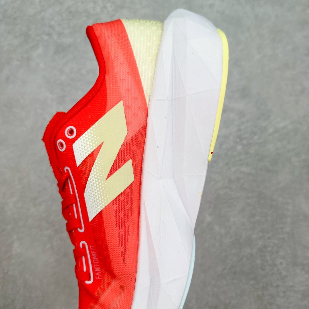 图片[7]-＃C版 NEW BALANCE Rebel FuelCell Rebel V4 舒适时尚织物减震耐磨低帮马拉松轻量化跑步鞋 NB新百伦于 2019 年夏天首次发布了 Rebel 在制鞋业仍在向强调能量回报的弹力泡沫转变的时候 Rebel 确实是一个叛逆者 快进到 2024 年 Rebel v4 承诺通过重新配制的中底化合物和更高的堆叠高度提供更轻、更有弹性的跑步体验 就像New Balance SC Elite v4一样 Rebel v4 提供了完全重新设计的中底化合物 最新的混合物将 New Balance 专有的 FuelCell 泡沫（TPU 和 EVA 的混合物）与 PEBA 泡沫相结合 带来更弹跳的跑步体验 PEBA是一种超轻 高性能的泡沫 通常出现在镀碳超级鞋中 New Balance Rebel v4、ASICS Novablast 4和Brooks Hyperion Max都是精力充沛的无电镀运动鞋 在速度锻炼和快节奏中大放异彩 这三款鞋都依靠它们的中底泡沫和轻微的摇杆形状来创造一种向前滚动的感觉 而且虽然这些鞋子在堆叠高度和重量方面各不相同 但它们提供了相似的软硬比例 有足够的流行力来加快步伐 尺码：36 37 37.5 38 38.5 39.5 40 40.5 41.5 42 42.5 43 44 45-选品中心