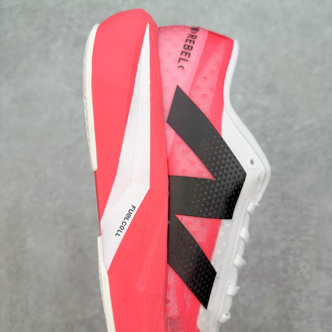 图片[6]-＃C版 NEW BALANCE Rebel FuelCell Rebel V4 舒适时尚织物减震耐磨低帮马拉松轻量化跑步鞋 NB新百伦于 2019 年夏天首次发布了 Rebel 在制鞋业仍在向强调能量回报的弹力泡沫转变的时候 Rebel 确实是一个叛逆者 快进到 2024 年 Rebel v4 承诺通过重新配制的中底化合物和更高的堆叠高度提供更轻、更有弹性的跑步体验 就像New Balance SC Elite v4一样 Rebel v4 提供了完全重新设计的中底化合物 最新的混合物将 New Balance 专有的 FuelCell 泡沫（TPU 和 EVA 的混合物）与 PEBA 泡沫相结合 带来更弹跳的跑步体验 PEBA是一种超轻 高性能的泡沫 通常出现在镀碳超级鞋中 New Balance Rebel v4、ASICS Novablast 4和Brooks Hyperion Max都是精力充沛的无电镀运动鞋 在速度锻炼和快节奏中大放异彩 这三款鞋都依靠它们的中底泡沫和轻微的摇杆形状来创造一种向前滚动的感觉 而且虽然这些鞋子在堆叠高度和重量方面各不相同 但它们提供了相似的软硬比例 有足够的流行力来加快步伐 尺码：36 37 37.5 38 38.5 39.5 40 40.5 41.5 42 42.5 43 44 45-选品中心