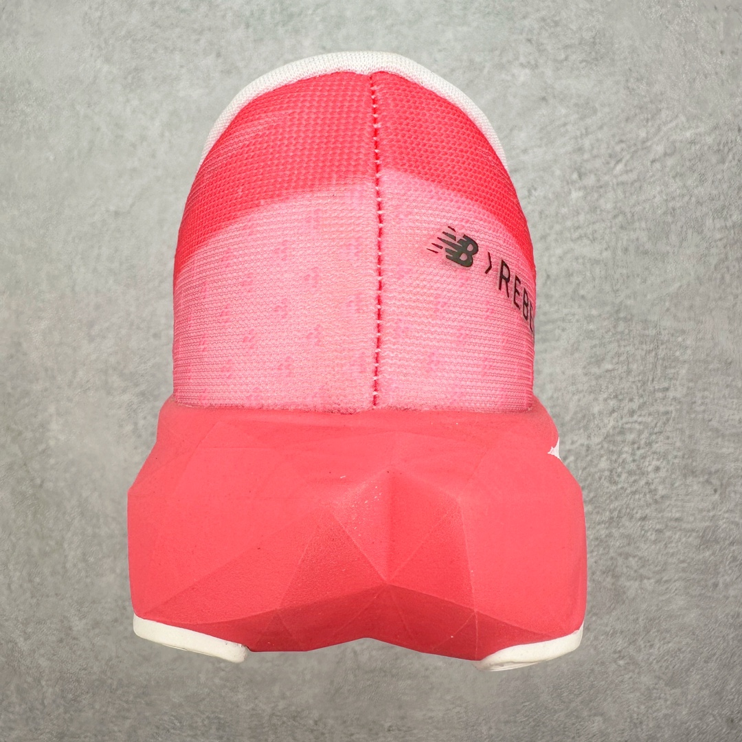 图片[8]-＃C版 NEW BALANCE Rebel FuelCell Rebel V4 舒适时尚织物减震耐磨低帮马拉松轻量化跑步鞋 NB新百伦于 2019 年夏天首次发布了 Rebel 在制鞋业仍在向强调能量回报的弹力泡沫转变的时候 Rebel 确实是一个叛逆者 快进到 2024 年 Rebel v4 承诺通过重新配制的中底化合物和更高的堆叠高度提供更轻、更有弹性的跑步体验 就像New Balance SC Elite v4一样 Rebel v4 提供了完全重新设计的中底化合物 最新的混合物将 New Balance 专有的 FuelCell 泡沫（TPU 和 EVA 的混合物）与 PEBA 泡沫相结合 带来更弹跳的跑步体验 PEBA是一种超轻 高性能的泡沫 通常出现在镀碳超级鞋中 New Balance Rebel v4、ASICS Novablast 4和Brooks Hyperion Max都是精力充沛的无电镀运动鞋 在速度锻炼和快节奏中大放异彩 这三款鞋都依靠它们的中底泡沫和轻微的摇杆形状来创造一种向前滚动的感觉 而且虽然这些鞋子在堆叠高度和重量方面各不相同 但它们提供了相似的软硬比例 有足够的流行力来加快步伐 尺码：36 37 37.5 38 38.5 39.5 40 40.5 41.5 42 42.5 43 44 45-选品中心