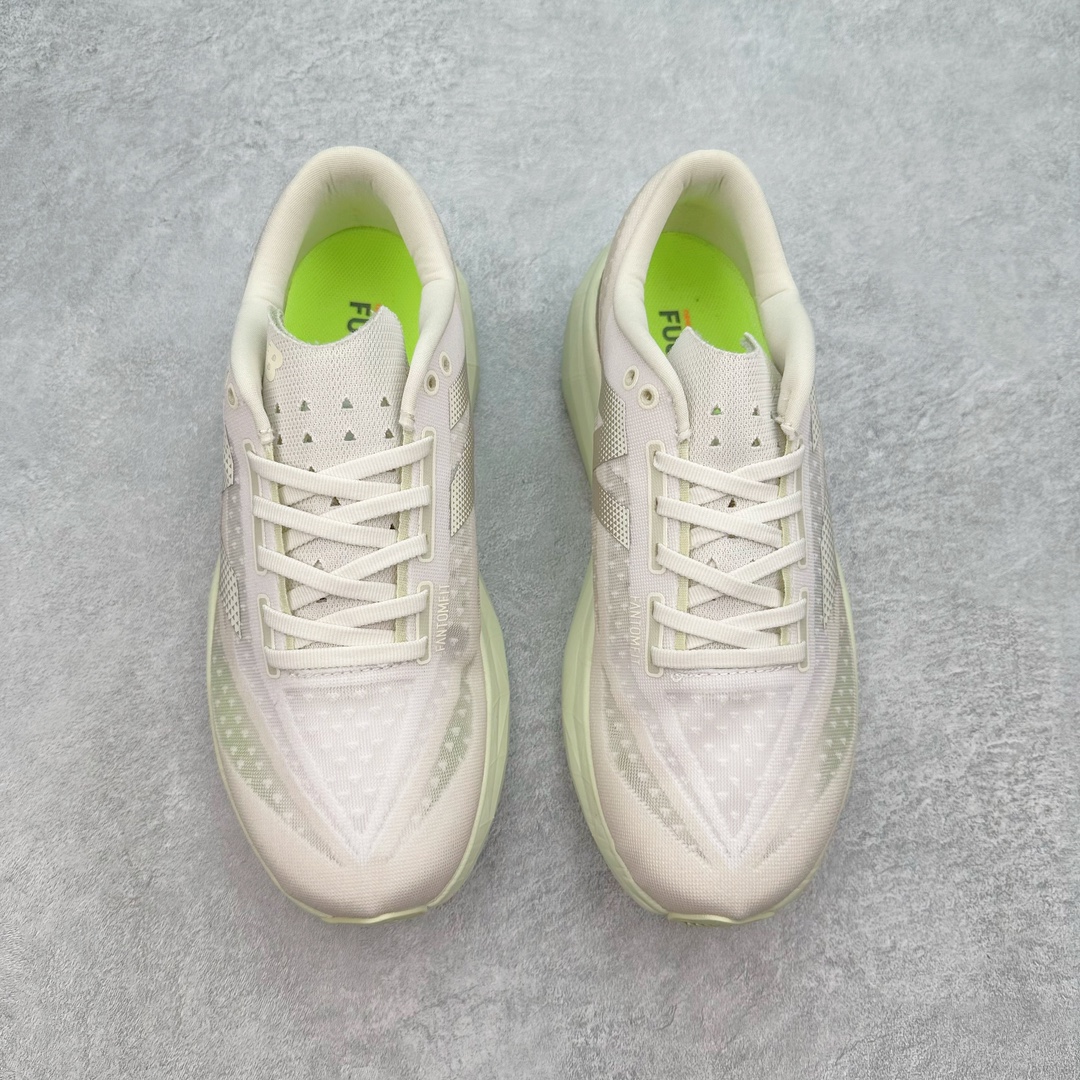 图片[2]-＃C版 NEW BALANCE Rebel FuelCell Rebel V4 舒适时尚织物减震耐磨低帮马拉松轻量化跑步鞋 NB新百伦于 2019 年夏天首次发布了 Rebel 在制鞋业仍在向强调能量回报的弹力泡沫转变的时候 Rebel 确实是一个叛逆者 快进到 2024 年 Rebel v4 承诺通过重新配制的中底化合物和更高的堆叠高度提供更轻、更有弹性的跑步体验 就像New Balance SC Elite v4一样 Rebel v4 提供了完全重新设计的中底化合物 最新的混合物将 New Balance 专有的 FuelCell 泡沫（TPU 和 EVA 的混合物）与 PEBA 泡沫相结合 带来更弹跳的跑步体验 PEBA是一种超轻 高性能的泡沫 通常出现在镀碳超级鞋中 New Balance Rebel v4、ASICS Novablast 4和Brooks Hyperion Max都是精力充沛的无电镀运动鞋 在速度锻炼和快节奏中大放异彩 这三款鞋都依靠它们的中底泡沫和轻微的摇杆形状来创造一种向前滚动的感觉 而且虽然这些鞋子在堆叠高度和重量方面各不相同 但它们提供了相似的软硬比例 有足够的流行力来加快步伐 尺码：36 37 37.5 38 38.5 39.5 40 40.5 41.5 42 42.5 43 44 45-选品中心