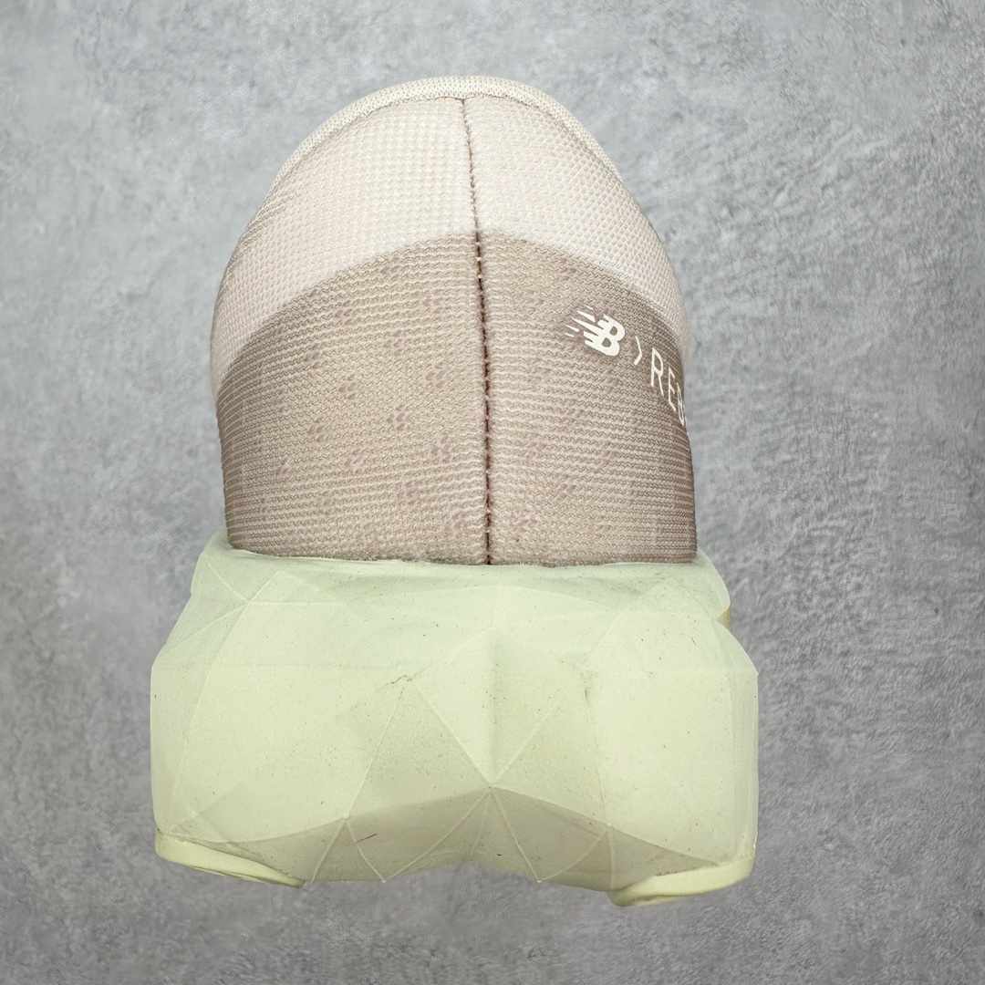 图片[8]-＃C版 NEW BALANCE Rebel FuelCell Rebel V4 舒适时尚织物减震耐磨低帮马拉松轻量化跑步鞋 NB新百伦于 2019 年夏天首次发布了 Rebel 在制鞋业仍在向强调能量回报的弹力泡沫转变的时候 Rebel 确实是一个叛逆者 快进到 2024 年 Rebel v4 承诺通过重新配制的中底化合物和更高的堆叠高度提供更轻、更有弹性的跑步体验 就像New Balance SC Elite v4一样 Rebel v4 提供了完全重新设计的中底化合物 最新的混合物将 New Balance 专有的 FuelCell 泡沫（TPU 和 EVA 的混合物）与 PEBA 泡沫相结合 带来更弹跳的跑步体验 PEBA是一种超轻 高性能的泡沫 通常出现在镀碳超级鞋中 New Balance Rebel v4、ASICS Novablast 4和Brooks Hyperion Max都是精力充沛的无电镀运动鞋 在速度锻炼和快节奏中大放异彩 这三款鞋都依靠它们的中底泡沫和轻微的摇杆形状来创造一种向前滚动的感觉 而且虽然这些鞋子在堆叠高度和重量方面各不相同 但它们提供了相似的软硬比例 有足够的流行力来加快步伐 尺码：36 37 37.5 38 38.5 39.5 40 40.5 41.5 42 42.5 43 44 45-选品中心