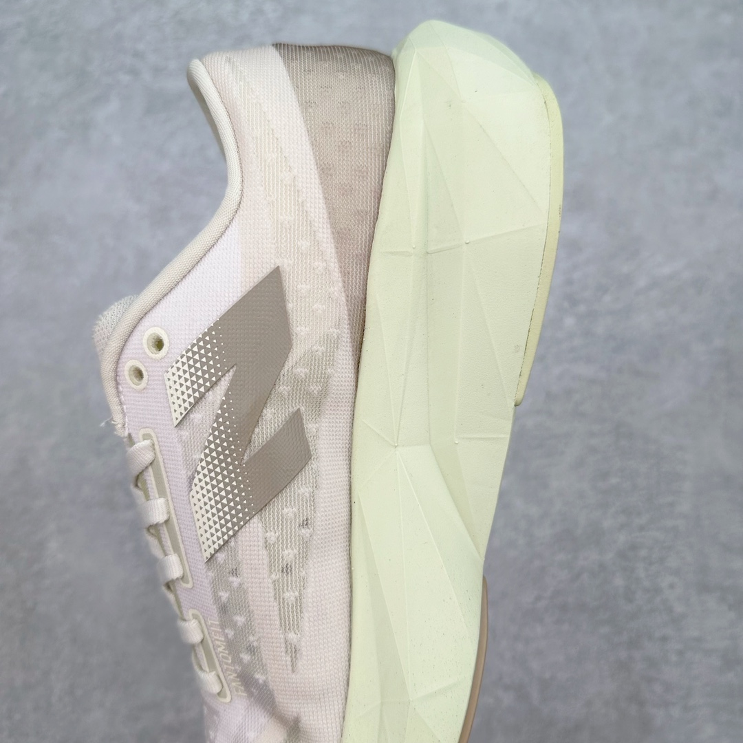 图片[7]-＃C版 NEW BALANCE Rebel FuelCell Rebel V4 舒适时尚织物减震耐磨低帮马拉松轻量化跑步鞋 NB新百伦于 2019 年夏天首次发布了 Rebel 在制鞋业仍在向强调能量回报的弹力泡沫转变的时候 Rebel 确实是一个叛逆者 快进到 2024 年 Rebel v4 承诺通过重新配制的中底化合物和更高的堆叠高度提供更轻、更有弹性的跑步体验 就像New Balance SC Elite v4一样 Rebel v4 提供了完全重新设计的中底化合物 最新的混合物将 New Balance 专有的 FuelCell 泡沫（TPU 和 EVA 的混合物）与 PEBA 泡沫相结合 带来更弹跳的跑步体验 PEBA是一种超轻 高性能的泡沫 通常出现在镀碳超级鞋中 New Balance Rebel v4、ASICS Novablast 4和Brooks Hyperion Max都是精力充沛的无电镀运动鞋 在速度锻炼和快节奏中大放异彩 这三款鞋都依靠它们的中底泡沫和轻微的摇杆形状来创造一种向前滚动的感觉 而且虽然这些鞋子在堆叠高度和重量方面各不相同 但它们提供了相似的软硬比例 有足够的流行力来加快步伐 尺码：36 37 37.5 38 38.5 39.5 40 40.5 41.5 42 42.5 43 44 45-选品中心