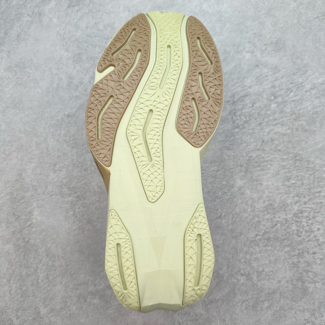 图片[9]-＃C版 NEW BALANCE Rebel FuelCell Rebel V4 舒适时尚织物减震耐磨低帮马拉松轻量化跑步鞋 NB新百伦于 2019 年夏天首次发布了 Rebel 在制鞋业仍在向强调能量回报的弹力泡沫转变的时候 Rebel 确实是一个叛逆者 快进到 2024 年 Rebel v4 承诺通过重新配制的中底化合物和更高的堆叠高度提供更轻、更有弹性的跑步体验 就像New Balance SC Elite v4一样 Rebel v4 提供了完全重新设计的中底化合物 最新的混合物将 New Balance 专有的 FuelCell 泡沫（TPU 和 EVA 的混合物）与 PEBA 泡沫相结合 带来更弹跳的跑步体验 PEBA是一种超轻 高性能的泡沫 通常出现在镀碳超级鞋中 New Balance Rebel v4、ASICS Novablast 4和Brooks Hyperion Max都是精力充沛的无电镀运动鞋 在速度锻炼和快节奏中大放异彩 这三款鞋都依靠它们的中底泡沫和轻微的摇杆形状来创造一种向前滚动的感觉 而且虽然这些鞋子在堆叠高度和重量方面各不相同 但它们提供了相似的软硬比例 有足够的流行力来加快步伐 尺码：36 37 37.5 38 38.5 39.5 40 40.5 41.5 42 42.5 43 44 45-选品中心