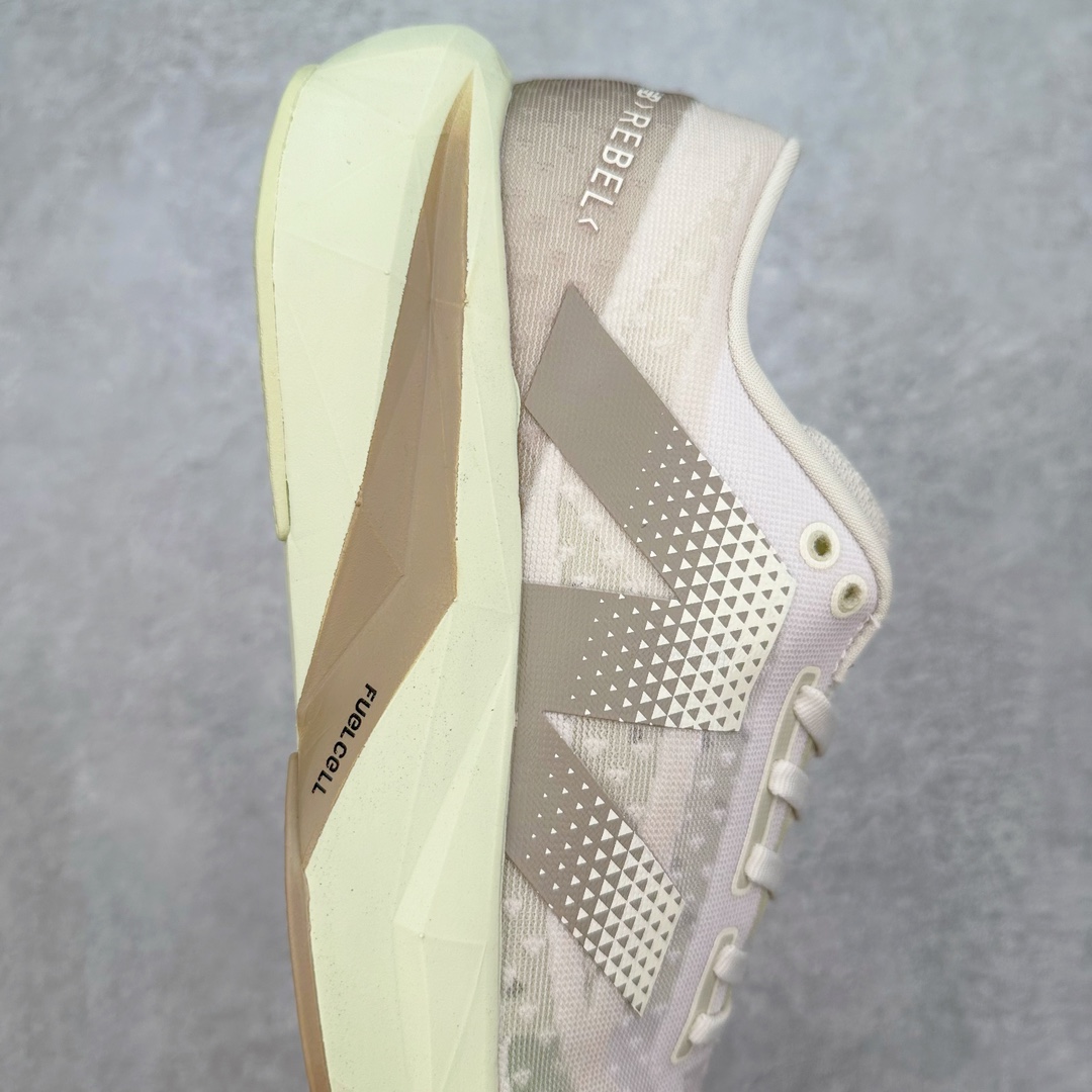 图片[6]-＃C版 NEW BALANCE Rebel FuelCell Rebel V4 舒适时尚织物减震耐磨低帮马拉松轻量化跑步鞋 NB新百伦于 2019 年夏天首次发布了 Rebel 在制鞋业仍在向强调能量回报的弹力泡沫转变的时候 Rebel 确实是一个叛逆者 快进到 2024 年 Rebel v4 承诺通过重新配制的中底化合物和更高的堆叠高度提供更轻、更有弹性的跑步体验 就像New Balance SC Elite v4一样 Rebel v4 提供了完全重新设计的中底化合物 最新的混合物将 New Balance 专有的 FuelCell 泡沫（TPU 和 EVA 的混合物）与 PEBA 泡沫相结合 带来更弹跳的跑步体验 PEBA是一种超轻 高性能的泡沫 通常出现在镀碳超级鞋中 New Balance Rebel v4、ASICS Novablast 4和Brooks Hyperion Max都是精力充沛的无电镀运动鞋 在速度锻炼和快节奏中大放异彩 这三款鞋都依靠它们的中底泡沫和轻微的摇杆形状来创造一种向前滚动的感觉 而且虽然这些鞋子在堆叠高度和重量方面各不相同 但它们提供了相似的软硬比例 有足够的流行力来加快步伐 尺码：36 37 37.5 38 38.5 39.5 40 40.5 41.5 42 42.5 43 44 45-选品中心