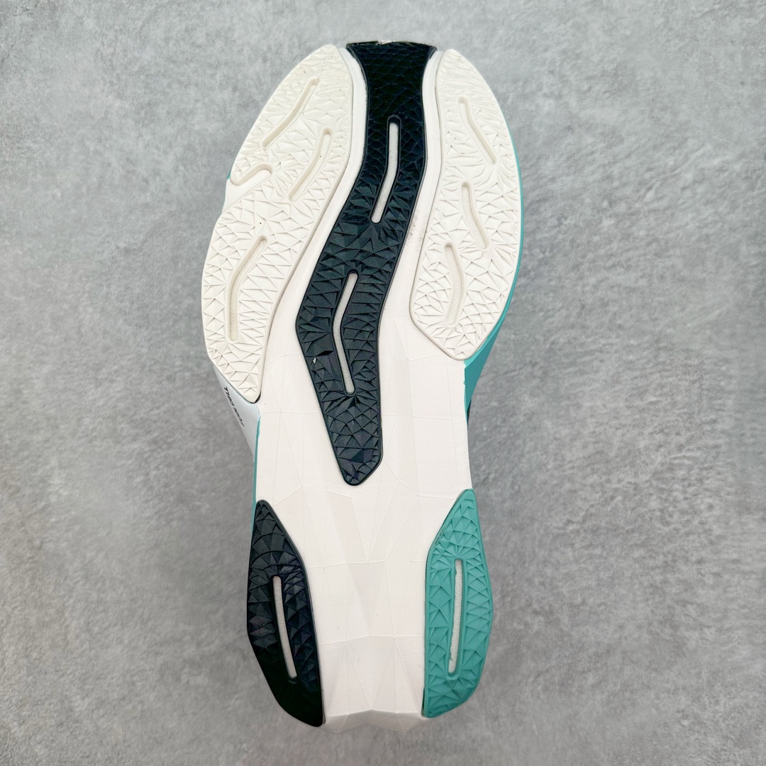 图片[9]-＃C版 NEW BALANCE Rebel FuelCell Rebel V4 舒适时尚织物减震耐磨低帮马拉松轻量化跑步鞋 NB新百伦于 2019 年夏天首次发布了 Rebel 在制鞋业仍在向强调能量回报的弹力泡沫转变的时候 Rebel 确实是一个叛逆者 快进到 2024 年 Rebel v4 承诺通过重新配制的中底化合物和更高的堆叠高度提供更轻、更有弹性的跑步体验 就像New Balance SC Elite v4一样 Rebel v4 提供了完全重新设计的中底化合物 最新的混合物将 New Balance 专有的 FuelCell 泡沫（TPU 和 EVA 的混合物）与 PEBA 泡沫相结合 带来更弹跳的跑步体验 PEBA是一种超轻 高性能的泡沫 通常出现在镀碳超级鞋中 New Balance Rebel v4、ASICS Novablast 4和Brooks Hyperion Max都是精力充沛的无电镀运动鞋 在速度锻炼和快节奏中大放异彩 这三款鞋都依靠它们的中底泡沫和轻微的摇杆形状来创造一种向前滚动的感觉 而且虽然这些鞋子在堆叠高度和重量方面各不相同 但它们提供了相似的软硬比例 有足够的流行力来加快步伐 尺码：36 37 37.5 38 38.5 39.5 40 40.5 41.5 42 42.5 43 44 45-选品中心