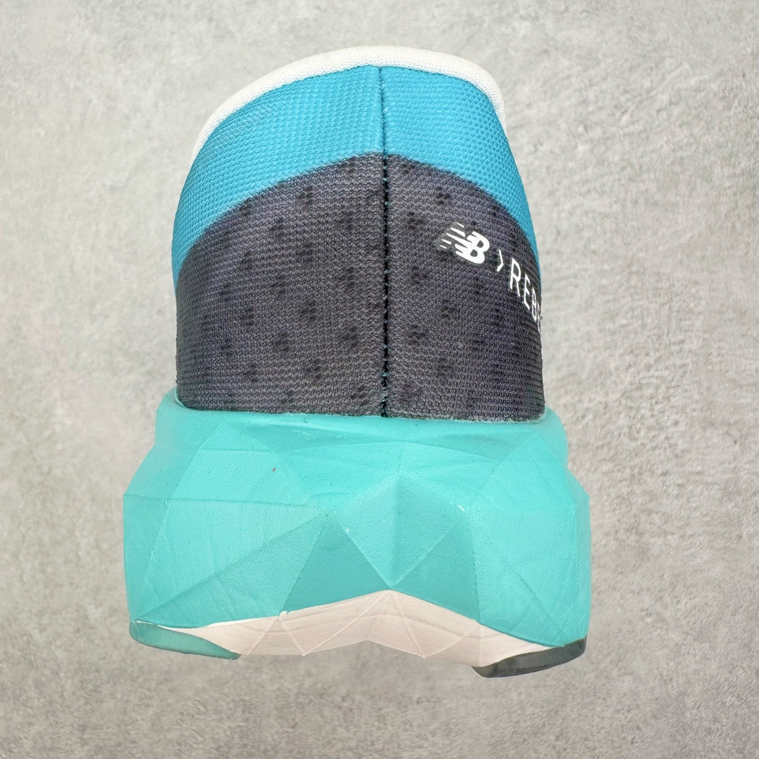 图片[8]-＃C版 NEW BALANCE Rebel FuelCell Rebel V4 舒适时尚织物减震耐磨低帮马拉松轻量化跑步鞋 NB新百伦于 2019 年夏天首次发布了 Rebel 在制鞋业仍在向强调能量回报的弹力泡沫转变的时候 Rebel 确实是一个叛逆者 快进到 2024 年 Rebel v4 承诺通过重新配制的中底化合物和更高的堆叠高度提供更轻、更有弹性的跑步体验 就像New Balance SC Elite v4一样 Rebel v4 提供了完全重新设计的中底化合物 最新的混合物将 New Balance 专有的 FuelCell 泡沫（TPU 和 EVA 的混合物）与 PEBA 泡沫相结合 带来更弹跳的跑步体验 PEBA是一种超轻 高性能的泡沫 通常出现在镀碳超级鞋中 New Balance Rebel v4、ASICS Novablast 4和Brooks Hyperion Max都是精力充沛的无电镀运动鞋 在速度锻炼和快节奏中大放异彩 这三款鞋都依靠它们的中底泡沫和轻微的摇杆形状来创造一种向前滚动的感觉 而且虽然这些鞋子在堆叠高度和重量方面各不相同 但它们提供了相似的软硬比例 有足够的流行力来加快步伐 尺码：36 37 37.5 38 38.5 39.5 40 40.5 41.5 42 42.5 43 44 45-选品中心