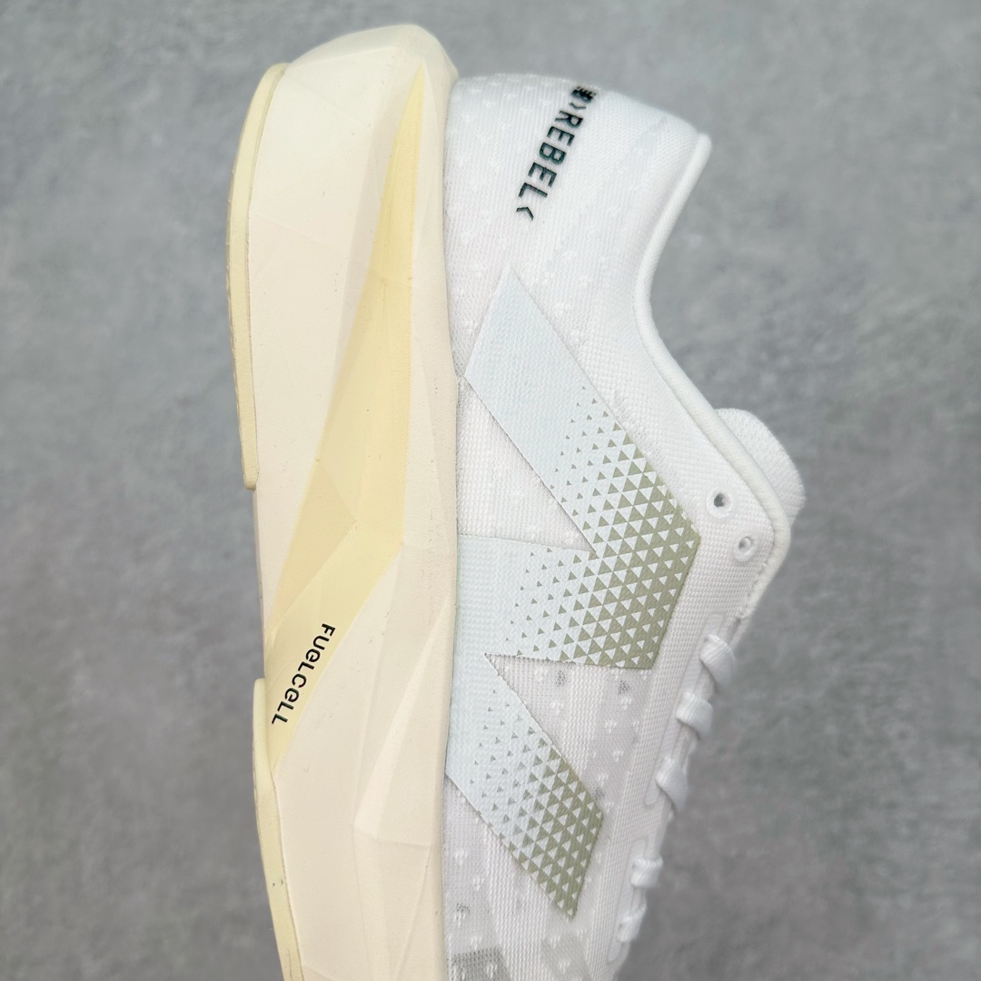 图片[6]-＃C版 NEW BALANCE Rebel FuelCell Rebel V4 舒适时尚织物减震耐磨低帮马拉松轻量化跑步鞋 NB新百伦于 2019 年夏天首次发布了 Rebel 在制鞋业仍在向强调能量回报的弹力泡沫转变的时候 Rebel 确实是一个叛逆者 快进到 2024 年 Rebel v4 承诺通过重新配制的中底化合物和更高的堆叠高度提供更轻、更有弹性的跑步体验 就像New Balance SC Elite v4一样 Rebel v4 提供了完全重新设计的中底化合物 最新的混合物将 New Balance 专有的 FuelCell 泡沫（TPU 和 EVA 的混合物）与 PEBA 泡沫相结合 带来更弹跳的跑步体验 PEBA是一种超轻 高性能的泡沫 通常出现在镀碳超级鞋中 New Balance Rebel v4、ASICS Novablast 4和Brooks Hyperion Max都是精力充沛的无电镀运动鞋 在速度锻炼和快节奏中大放异彩 这三款鞋都依靠它们的中底泡沫和轻微的摇杆形状来创造一种向前滚动的感觉 而且虽然这些鞋子在堆叠高度和重量方面各不相同 但它们提供了相似的软硬比例 有足够的流行力来加快步伐 尺码：36 37 37.5 38 38.5 39.5 40 40.5 41.5 42 42.5 43 44 45-选品中心