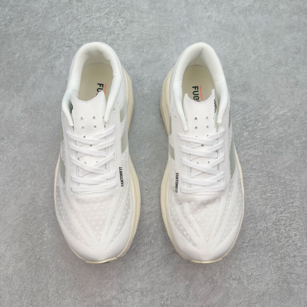 图片[2]-＃C版 NEW BALANCE Rebel FuelCell Rebel V4 舒适时尚织物减震耐磨低帮马拉松轻量化跑步鞋 NB新百伦于 2019 年夏天首次发布了 Rebel 在制鞋业仍在向强调能量回报的弹力泡沫转变的时候 Rebel 确实是一个叛逆者 快进到 2024 年 Rebel v4 承诺通过重新配制的中底化合物和更高的堆叠高度提供更轻、更有弹性的跑步体验 就像New Balance SC Elite v4一样 Rebel v4 提供了完全重新设计的中底化合物 最新的混合物将 New Balance 专有的 FuelCell 泡沫（TPU 和 EVA 的混合物）与 PEBA 泡沫相结合 带来更弹跳的跑步体验 PEBA是一种超轻 高性能的泡沫 通常出现在镀碳超级鞋中 New Balance Rebel v4、ASICS Novablast 4和Brooks Hyperion Max都是精力充沛的无电镀运动鞋 在速度锻炼和快节奏中大放异彩 这三款鞋都依靠它们的中底泡沫和轻微的摇杆形状来创造一种向前滚动的感觉 而且虽然这些鞋子在堆叠高度和重量方面各不相同 但它们提供了相似的软硬比例 有足够的流行力来加快步伐 尺码：36 37 37.5 38 38.5 39.5 40 40.5 41.5 42 42.5 43 44 45-选品中心