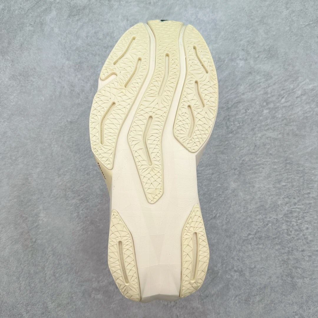 图片[9]-＃C版 NEW BALANCE Rebel FuelCell Rebel V4 舒适时尚织物减震耐磨低帮马拉松轻量化跑步鞋 NB新百伦于 2019 年夏天首次发布了 Rebel 在制鞋业仍在向强调能量回报的弹力泡沫转变的时候 Rebel 确实是一个叛逆者 快进到 2024 年 Rebel v4 承诺通过重新配制的中底化合物和更高的堆叠高度提供更轻、更有弹性的跑步体验 就像New Balance SC Elite v4一样 Rebel v4 提供了完全重新设计的中底化合物 最新的混合物将 New Balance 专有的 FuelCell 泡沫（TPU 和 EVA 的混合物）与 PEBA 泡沫相结合 带来更弹跳的跑步体验 PEBA是一种超轻 高性能的泡沫 通常出现在镀碳超级鞋中 New Balance Rebel v4、ASICS Novablast 4和Brooks Hyperion Max都是精力充沛的无电镀运动鞋 在速度锻炼和快节奏中大放异彩 这三款鞋都依靠它们的中底泡沫和轻微的摇杆形状来创造一种向前滚动的感觉 而且虽然这些鞋子在堆叠高度和重量方面各不相同 但它们提供了相似的软硬比例 有足够的流行力来加快步伐 尺码：36 37 37.5 38 38.5 39.5 40 40.5 41.5 42 42.5 43 44 45-选品中心