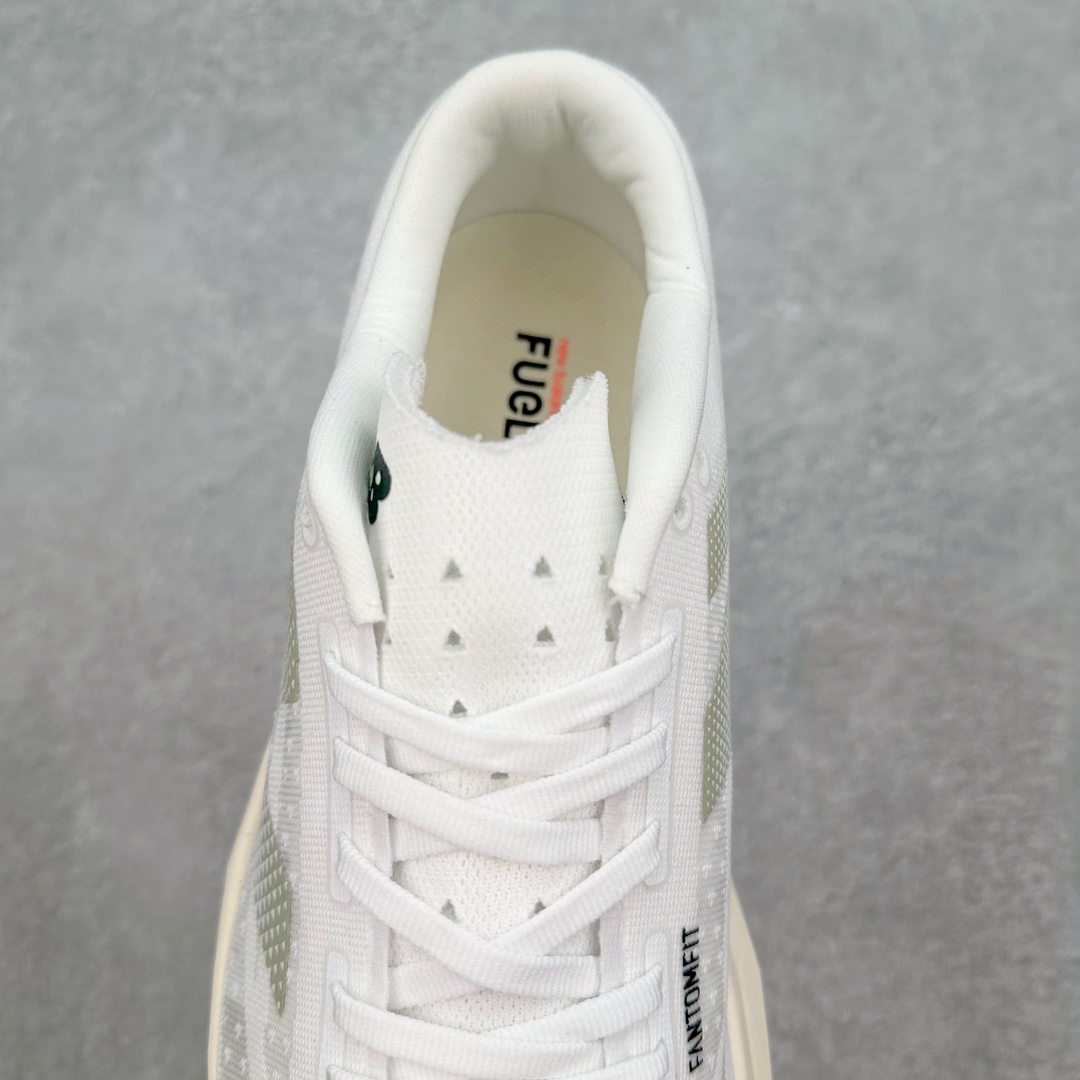 图片[5]-＃C版 NEW BALANCE Rebel FuelCell Rebel V4 舒适时尚织物减震耐磨低帮马拉松轻量化跑步鞋 NB新百伦于 2019 年夏天首次发布了 Rebel 在制鞋业仍在向强调能量回报的弹力泡沫转变的时候 Rebel 确实是一个叛逆者 快进到 2024 年 Rebel v4 承诺通过重新配制的中底化合物和更高的堆叠高度提供更轻、更有弹性的跑步体验 就像New Balance SC Elite v4一样 Rebel v4 提供了完全重新设计的中底化合物 最新的混合物将 New Balance 专有的 FuelCell 泡沫（TPU 和 EVA 的混合物）与 PEBA 泡沫相结合 带来更弹跳的跑步体验 PEBA是一种超轻 高性能的泡沫 通常出现在镀碳超级鞋中 New Balance Rebel v4、ASICS Novablast 4和Brooks Hyperion Max都是精力充沛的无电镀运动鞋 在速度锻炼和快节奏中大放异彩 这三款鞋都依靠它们的中底泡沫和轻微的摇杆形状来创造一种向前滚动的感觉 而且虽然这些鞋子在堆叠高度和重量方面各不相同 但它们提供了相似的软硬比例 有足够的流行力来加快步伐 尺码：36 37 37.5 38 38.5 39.5 40 40.5 41.5 42 42.5 43 44 45-选品中心