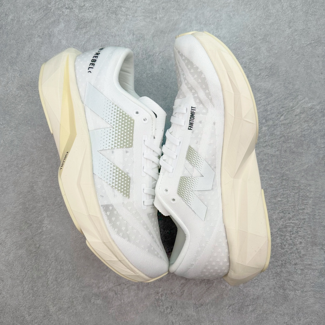 图片[3]-＃C版 NEW BALANCE Rebel FuelCell Rebel V4 舒适时尚织物减震耐磨低帮马拉松轻量化跑步鞋 NB新百伦于 2019 年夏天首次发布了 Rebel 在制鞋业仍在向强调能量回报的弹力泡沫转变的时候 Rebel 确实是一个叛逆者 快进到 2024 年 Rebel v4 承诺通过重新配制的中底化合物和更高的堆叠高度提供更轻、更有弹性的跑步体验 就像New Balance SC Elite v4一样 Rebel v4 提供了完全重新设计的中底化合物 最新的混合物将 New Balance 专有的 FuelCell 泡沫（TPU 和 EVA 的混合物）与 PEBA 泡沫相结合 带来更弹跳的跑步体验 PEBA是一种超轻 高性能的泡沫 通常出现在镀碳超级鞋中 New Balance Rebel v4、ASICS Novablast 4和Brooks Hyperion Max都是精力充沛的无电镀运动鞋 在速度锻炼和快节奏中大放异彩 这三款鞋都依靠它们的中底泡沫和轻微的摇杆形状来创造一种向前滚动的感觉 而且虽然这些鞋子在堆叠高度和重量方面各不相同 但它们提供了相似的软硬比例 有足够的流行力来加快步伐 尺码：36 37 37.5 38 38.5 39.5 40 40.5 41.5 42 42.5 43 44 45-选品中心