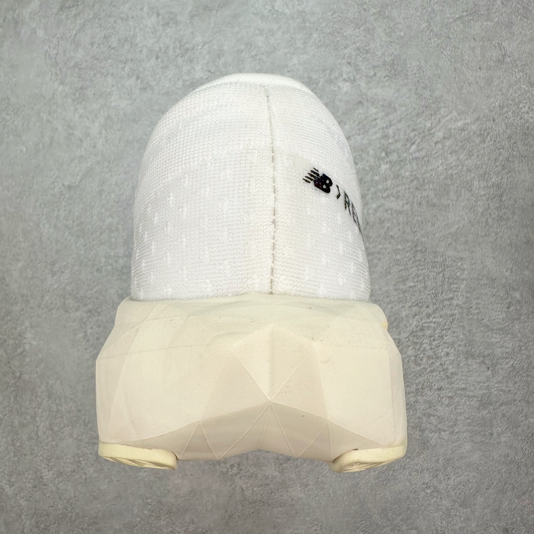 图片[8]-＃C版 NEW BALANCE Rebel FuelCell Rebel V4 舒适时尚织物减震耐磨低帮马拉松轻量化跑步鞋 NB新百伦于 2019 年夏天首次发布了 Rebel 在制鞋业仍在向强调能量回报的弹力泡沫转变的时候 Rebel 确实是一个叛逆者 快进到 2024 年 Rebel v4 承诺通过重新配制的中底化合物和更高的堆叠高度提供更轻、更有弹性的跑步体验 就像New Balance SC Elite v4一样 Rebel v4 提供了完全重新设计的中底化合物 最新的混合物将 New Balance 专有的 FuelCell 泡沫（TPU 和 EVA 的混合物）与 PEBA 泡沫相结合 带来更弹跳的跑步体验 PEBA是一种超轻 高性能的泡沫 通常出现在镀碳超级鞋中 New Balance Rebel v4、ASICS Novablast 4和Brooks Hyperion Max都是精力充沛的无电镀运动鞋 在速度锻炼和快节奏中大放异彩 这三款鞋都依靠它们的中底泡沫和轻微的摇杆形状来创造一种向前滚动的感觉 而且虽然这些鞋子在堆叠高度和重量方面各不相同 但它们提供了相似的软硬比例 有足够的流行力来加快步伐 尺码：36 37 37.5 38 38.5 39.5 40 40.5 41.5 42 42.5 43 44 45-选品中心