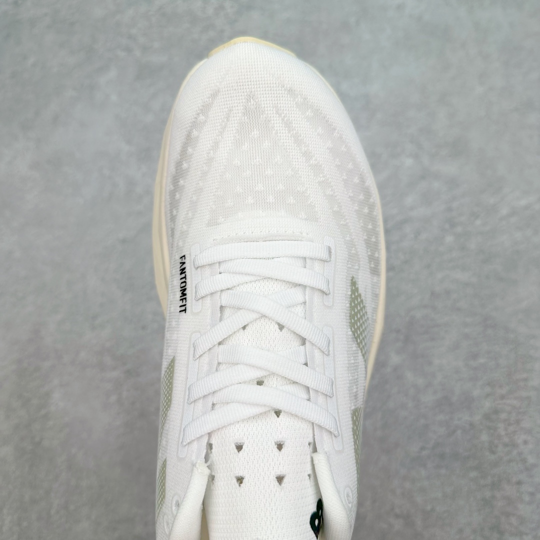 图片[4]-＃C版 NEW BALANCE Rebel FuelCell Rebel V4 舒适时尚织物减震耐磨低帮马拉松轻量化跑步鞋 NB新百伦于 2019 年夏天首次发布了 Rebel 在制鞋业仍在向强调能量回报的弹力泡沫转变的时候 Rebel 确实是一个叛逆者 快进到 2024 年 Rebel v4 承诺通过重新配制的中底化合物和更高的堆叠高度提供更轻、更有弹性的跑步体验 就像New Balance SC Elite v4一样 Rebel v4 提供了完全重新设计的中底化合物 最新的混合物将 New Balance 专有的 FuelCell 泡沫（TPU 和 EVA 的混合物）与 PEBA 泡沫相结合 带来更弹跳的跑步体验 PEBA是一种超轻 高性能的泡沫 通常出现在镀碳超级鞋中 New Balance Rebel v4、ASICS Novablast 4和Brooks Hyperion Max都是精力充沛的无电镀运动鞋 在速度锻炼和快节奏中大放异彩 这三款鞋都依靠它们的中底泡沫和轻微的摇杆形状来创造一种向前滚动的感觉 而且虽然这些鞋子在堆叠高度和重量方面各不相同 但它们提供了相似的软硬比例 有足够的流行力来加快步伐 尺码：36 37 37.5 38 38.5 39.5 40 40.5 41.5 42 42.5 43 44 45-选品中心