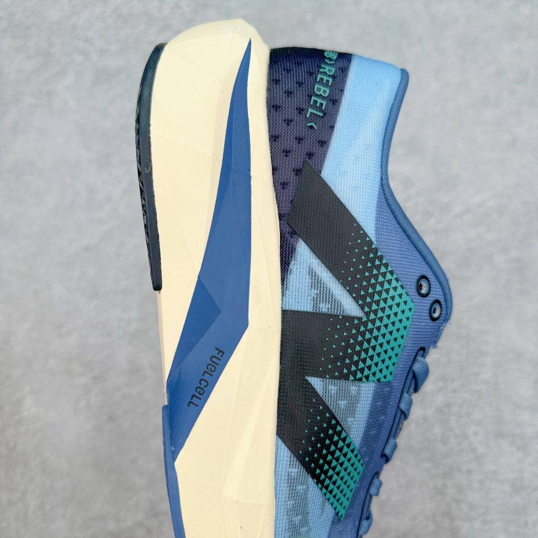 图片[6]-＃C版 NEW BALANCE Rebel FuelCell Rebel V4 舒适时尚织物减震耐磨低帮马拉松轻量化跑步鞋 NB新百伦于 2019 年夏天首次发布了 Rebel 在制鞋业仍在向强调能量回报的弹力泡沫转变的时候 Rebel 确实是一个叛逆者 快进到 2024 年 Rebel v4 承诺通过重新配制的中底化合物和更高的堆叠高度提供更轻、更有弹性的跑步体验 就像New Balance SC Elite v4一样 Rebel v4 提供了完全重新设计的中底化合物 最新的混合物将 New Balance 专有的 FuelCell 泡沫（TPU 和 EVA 的混合物）与 PEBA 泡沫相结合 带来更弹跳的跑步体验 PEBA是一种超轻 高性能的泡沫 通常出现在镀碳超级鞋中 New Balance Rebel v4、ASICS Novablast 4和Brooks Hyperion Max都是精力充沛的无电镀运动鞋 在速度锻炼和快节奏中大放异彩 这三款鞋都依靠它们的中底泡沫和轻微的摇杆形状来创造一种向前滚动的感觉 而且虽然这些鞋子在堆叠高度和重量方面各不相同 但它们提供了相似的软硬比例 有足够的流行力来加快步伐 尺码：36 37 37.5 38 38.5 39.5 40 40.5 41.5 42 42.5 43 44 45-选品中心