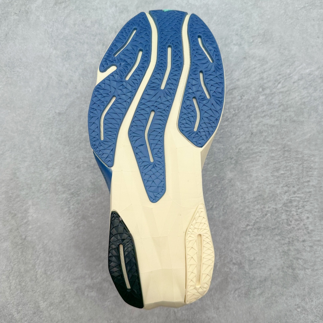 图片[9]-＃C版 NEW BALANCE Rebel FuelCell Rebel V4 舒适时尚织物减震耐磨低帮马拉松轻量化跑步鞋 NB新百伦于 2019 年夏天首次发布了 Rebel 在制鞋业仍在向强调能量回报的弹力泡沫转变的时候 Rebel 确实是一个叛逆者 快进到 2024 年 Rebel v4 承诺通过重新配制的中底化合物和更高的堆叠高度提供更轻、更有弹性的跑步体验 就像New Balance SC Elite v4一样 Rebel v4 提供了完全重新设计的中底化合物 最新的混合物将 New Balance 专有的 FuelCell 泡沫（TPU 和 EVA 的混合物）与 PEBA 泡沫相结合 带来更弹跳的跑步体验 PEBA是一种超轻 高性能的泡沫 通常出现在镀碳超级鞋中 New Balance Rebel v4、ASICS Novablast 4和Brooks Hyperion Max都是精力充沛的无电镀运动鞋 在速度锻炼和快节奏中大放异彩 这三款鞋都依靠它们的中底泡沫和轻微的摇杆形状来创造一种向前滚动的感觉 而且虽然这些鞋子在堆叠高度和重量方面各不相同 但它们提供了相似的软硬比例 有足够的流行力来加快步伐 尺码：36 37 37.5 38 38.5 39.5 40 40.5 41.5 42 42.5 43 44 45-选品中心