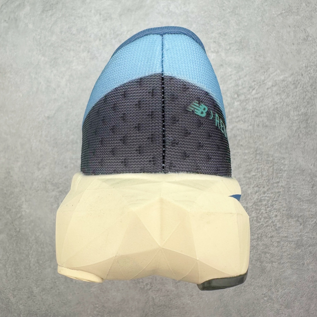 图片[8]-＃C版 NEW BALANCE Rebel FuelCell Rebel V4 舒适时尚织物减震耐磨低帮马拉松轻量化跑步鞋 NB新百伦于 2019 年夏天首次发布了 Rebel 在制鞋业仍在向强调能量回报的弹力泡沫转变的时候 Rebel 确实是一个叛逆者 快进到 2024 年 Rebel v4 承诺通过重新配制的中底化合物和更高的堆叠高度提供更轻、更有弹性的跑步体验 就像New Balance SC Elite v4一样 Rebel v4 提供了完全重新设计的中底化合物 最新的混合物将 New Balance 专有的 FuelCell 泡沫（TPU 和 EVA 的混合物）与 PEBA 泡沫相结合 带来更弹跳的跑步体验 PEBA是一种超轻 高性能的泡沫 通常出现在镀碳超级鞋中 New Balance Rebel v4、ASICS Novablast 4和Brooks Hyperion Max都是精力充沛的无电镀运动鞋 在速度锻炼和快节奏中大放异彩 这三款鞋都依靠它们的中底泡沫和轻微的摇杆形状来创造一种向前滚动的感觉 而且虽然这些鞋子在堆叠高度和重量方面各不相同 但它们提供了相似的软硬比例 有足够的流行力来加快步伐 尺码：36 37 37.5 38 38.5 39.5 40 40.5 41.5 42 42.5 43 44 45-选品中心