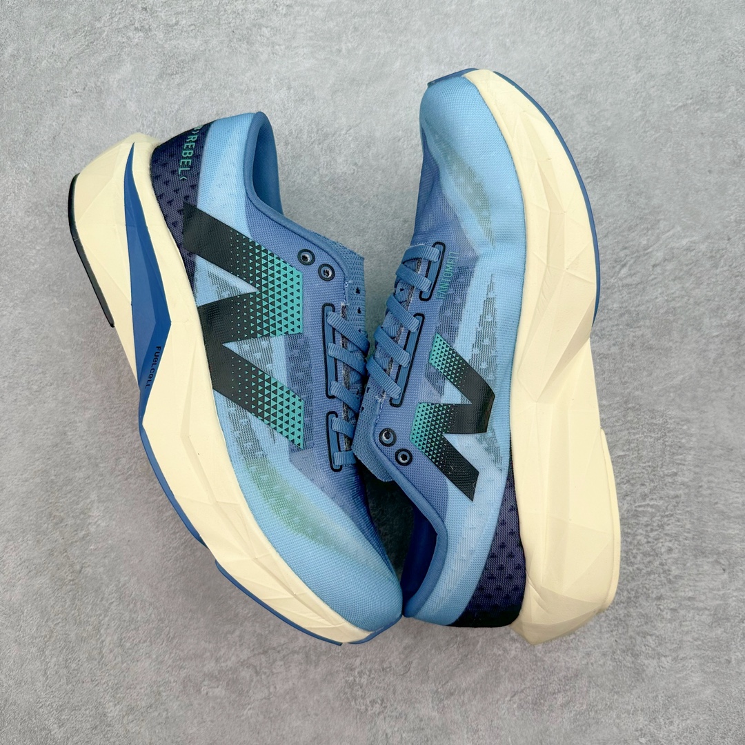 图片[3]-＃C版 NEW BALANCE Rebel FuelCell Rebel V4 舒适时尚织物减震耐磨低帮马拉松轻量化跑步鞋 NB新百伦于 2019 年夏天首次发布了 Rebel 在制鞋业仍在向强调能量回报的弹力泡沫转变的时候 Rebel 确实是一个叛逆者 快进到 2024 年 Rebel v4 承诺通过重新配制的中底化合物和更高的堆叠高度提供更轻、更有弹性的跑步体验 就像New Balance SC Elite v4一样 Rebel v4 提供了完全重新设计的中底化合物 最新的混合物将 New Balance 专有的 FuelCell 泡沫（TPU 和 EVA 的混合物）与 PEBA 泡沫相结合 带来更弹跳的跑步体验 PEBA是一种超轻 高性能的泡沫 通常出现在镀碳超级鞋中 New Balance Rebel v4、ASICS Novablast 4和Brooks Hyperion Max都是精力充沛的无电镀运动鞋 在速度锻炼和快节奏中大放异彩 这三款鞋都依靠它们的中底泡沫和轻微的摇杆形状来创造一种向前滚动的感觉 而且虽然这些鞋子在堆叠高度和重量方面各不相同 但它们提供了相似的软硬比例 有足够的流行力来加快步伐 尺码：36 37 37.5 38 38.5 39.5 40 40.5 41.5 42 42.5 43 44 45-选品中心