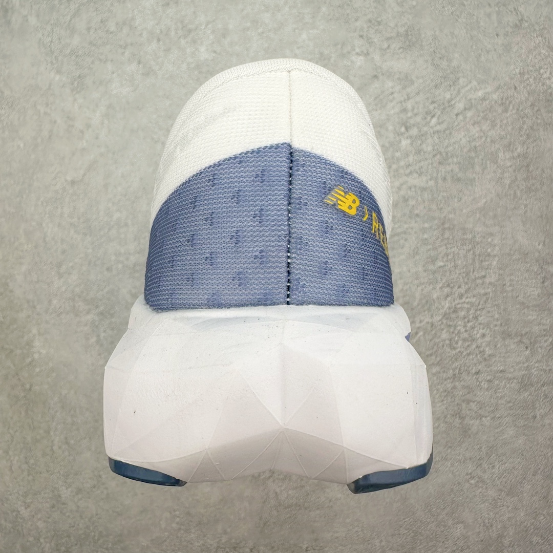 图片[8]-＃C版 NEW BALANCE Rebel FuelCell Rebel V4 舒适时尚织物减震耐磨低帮马拉松轻量化跑步鞋 NB新百伦于 2019 年夏天首次发布了 Rebel 在制鞋业仍在向强调能量回报的弹力泡沫转变的时候 Rebel 确实是一个叛逆者 快进到 2024 年 Rebel v4 承诺通过重新配制的中底化合物和更高的堆叠高度提供更轻、更有弹性的跑步体验 就像New Balance SC Elite v4一样 Rebel v4 提供了完全重新设计的中底化合物 最新的混合物将 New Balance 专有的 FuelCell 泡沫（TPU 和 EVA 的混合物）与 PEBA 泡沫相结合 带来更弹跳的跑步体验 PEBA是一种超轻 高性能的泡沫 通常出现在镀碳超级鞋中 New Balance Rebel v4、ASICS Novablast 4和Brooks Hyperion Max都是精力充沛的无电镀运动鞋 在速度锻炼和快节奏中大放异彩 这三款鞋都依靠它们的中底泡沫和轻微的摇杆形状来创造一种向前滚动的感觉 而且虽然这些鞋子在堆叠高度和重量方面各不相同 但它们提供了相似的软硬比例 有足够的流行力来加快步伐 尺码：36 37 37.5 38 38.5 39.5 40 40.5 41.5 42 42.5 43 44 45-选品中心