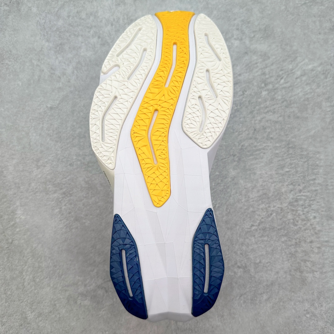 图片[9]-＃C版 NEW BALANCE Rebel FuelCell Rebel V4 舒适时尚织物减震耐磨低帮马拉松轻量化跑步鞋 NB新百伦于 2019 年夏天首次发布了 Rebel 在制鞋业仍在向强调能量回报的弹力泡沫转变的时候 Rebel 确实是一个叛逆者 快进到 2024 年 Rebel v4 承诺通过重新配制的中底化合物和更高的堆叠高度提供更轻、更有弹性的跑步体验 就像New Balance SC Elite v4一样 Rebel v4 提供了完全重新设计的中底化合物 最新的混合物将 New Balance 专有的 FuelCell 泡沫（TPU 和 EVA 的混合物）与 PEBA 泡沫相结合 带来更弹跳的跑步体验 PEBA是一种超轻 高性能的泡沫 通常出现在镀碳超级鞋中 New Balance Rebel v4、ASICS Novablast 4和Brooks Hyperion Max都是精力充沛的无电镀运动鞋 在速度锻炼和快节奏中大放异彩 这三款鞋都依靠它们的中底泡沫和轻微的摇杆形状来创造一种向前滚动的感觉 而且虽然这些鞋子在堆叠高度和重量方面各不相同 但它们提供了相似的软硬比例 有足够的流行力来加快步伐 尺码：36 37 37.5 38 38.5 39.5 40 40.5 41.5 42 42.5 43 44 45-选品中心