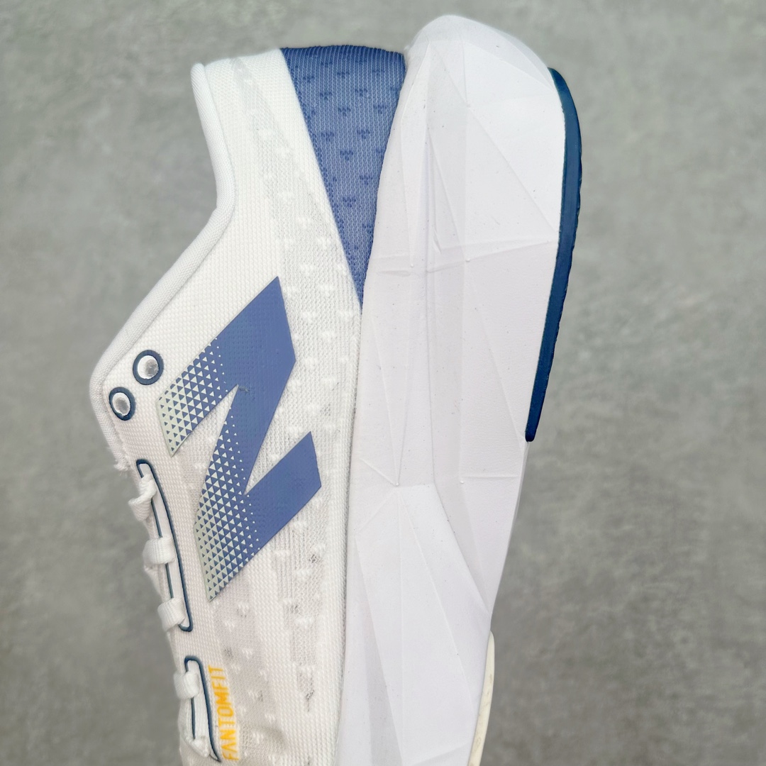 图片[7]-＃C版 NEW BALANCE Rebel FuelCell Rebel V4 舒适时尚织物减震耐磨低帮马拉松轻量化跑步鞋 NB新百伦于 2019 年夏天首次发布了 Rebel 在制鞋业仍在向强调能量回报的弹力泡沫转变的时候 Rebel 确实是一个叛逆者 快进到 2024 年 Rebel v4 承诺通过重新配制的中底化合物和更高的堆叠高度提供更轻、更有弹性的跑步体验 就像New Balance SC Elite v4一样 Rebel v4 提供了完全重新设计的中底化合物 最新的混合物将 New Balance 专有的 FuelCell 泡沫（TPU 和 EVA 的混合物）与 PEBA 泡沫相结合 带来更弹跳的跑步体验 PEBA是一种超轻 高性能的泡沫 通常出现在镀碳超级鞋中 New Balance Rebel v4、ASICS Novablast 4和Brooks Hyperion Max都是精力充沛的无电镀运动鞋 在速度锻炼和快节奏中大放异彩 这三款鞋都依靠它们的中底泡沫和轻微的摇杆形状来创造一种向前滚动的感觉 而且虽然这些鞋子在堆叠高度和重量方面各不相同 但它们提供了相似的软硬比例 有足够的流行力来加快步伐 尺码：36 37 37.5 38 38.5 39.5 40 40.5 41.5 42 42.5 43 44 45-选品中心