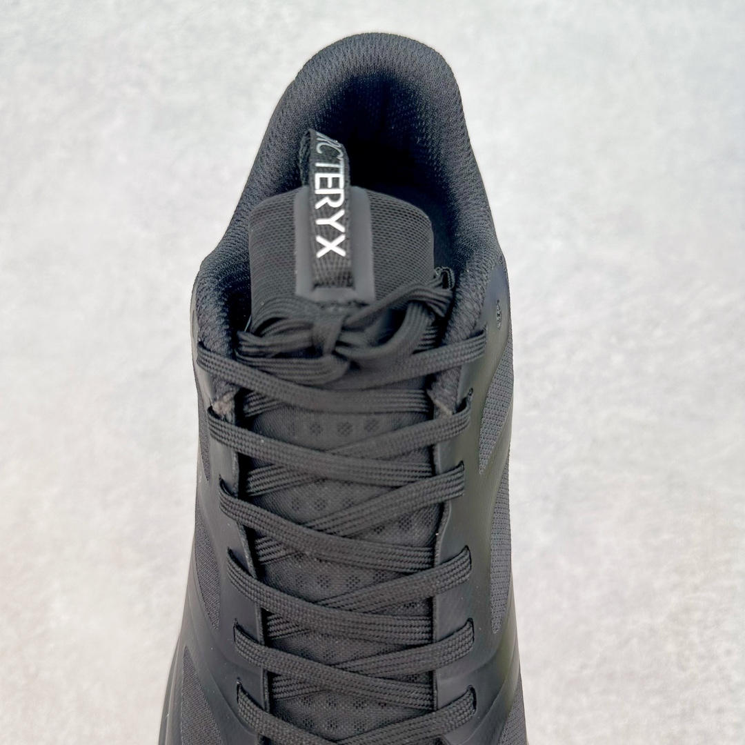 图片[5]-＃纯原 加拿大品牌 始祖鸟·Arc\’teryx Norvan LD 3 GTX Trail 北温哥华三代系列长距离越野徒步户外运动跑鞋 ARC\’TERYX始祖鸟，户外运动产品的天花板品牌，2017年发布第一款越野跑鞋NORVAN VT，始祖鸟的越野跑鞋分为三个系列，分别是：VT（Vertical Terrain垂直地形）、LD（Long Distance长距离）、SL（Super Light超轻），发展到今日已经更新到了第三代产品，而NORVAN的命名源于北温哥华（North Vancouver）代表高性能越野跑系统。在2018年我测评了始祖鸟第一代长距离越野跑鞋NORVAN LD，而这次测评的，正是该系列的第三代产品NORVAN LD 3，它与初代相比可以说是脱胎换骨的改变。在整体外观方面，NORVAN LD 3保持了ARC\’TERYX始祖鸟一贯的设计风格，配色一如既往的“素”，使用纯色营造出高级感。鞋面采用单层网孔Cordura®鞋面，与初代的紧密编织鞋面相比透气性能更好，鞋面热压了TPU薄膜支撑鞋面，得益于靠近中底整圈的热压TPU，使NORVAN LD 3的涉水深度更深。NORVAN LD 3帮面一体成型，只在跟杯正中进行缝合，跟杯有硬质港宝，能有效支撑和锁定足跟，足跟外侧印刷了ARC\’TERYX始祖鸟LOGO。鞋头多层防踢设计保护脚趾，避免脚趾踢到尖利的岩石导致受伤。尺码：36 36.5 37.5 38 38.5 39 40 40.5 41 42 42.5 43 44 44.5 45 46-选品中心