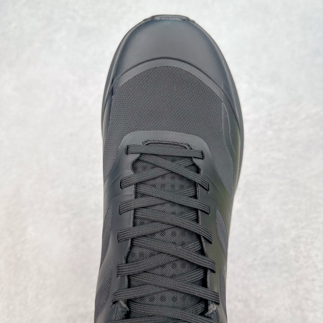 图片[4]-＃纯原 加拿大品牌 始祖鸟·Arc\’teryx Norvan LD 3 GTX Trail 北温哥华三代系列长距离越野徒步户外运动跑鞋 ARC\’TERYX始祖鸟，户外运动产品的天花板品牌，2017年发布第一款越野跑鞋NORVAN VT，始祖鸟的越野跑鞋分为三个系列，分别是：VT（Vertical Terrain垂直地形）、LD（Long Distance长距离）、SL（Super Light超轻），发展到今日已经更新到了第三代产品，而NORVAN的命名源于北温哥华（North Vancouver）代表高性能越野跑系统。在2018年我测评了始祖鸟第一代长距离越野跑鞋NORVAN LD，而这次测评的，正是该系列的第三代产品NORVAN LD 3，它与初代相比可以说是脱胎换骨的改变。在整体外观方面，NORVAN LD 3保持了ARC\’TERYX始祖鸟一贯的设计风格，配色一如既往的“素”，使用纯色营造出高级感。鞋面采用单层网孔Cordura®鞋面，与初代的紧密编织鞋面相比透气性能更好，鞋面热压了TPU薄膜支撑鞋面，得益于靠近中底整圈的热压TPU，使NORVAN LD 3的涉水深度更深。NORVAN LD 3帮面一体成型，只在跟杯正中进行缝合，跟杯有硬质港宝，能有效支撑和锁定足跟，足跟外侧印刷了ARC\’TERYX始祖鸟LOGO。鞋头多层防踢设计保护脚趾，避免脚趾踢到尖利的岩石导致受伤。尺码：36 36.5 37.5 38 38.5 39 40 40.5 41 42 42.5 43 44 44.5 45 46-选品中心