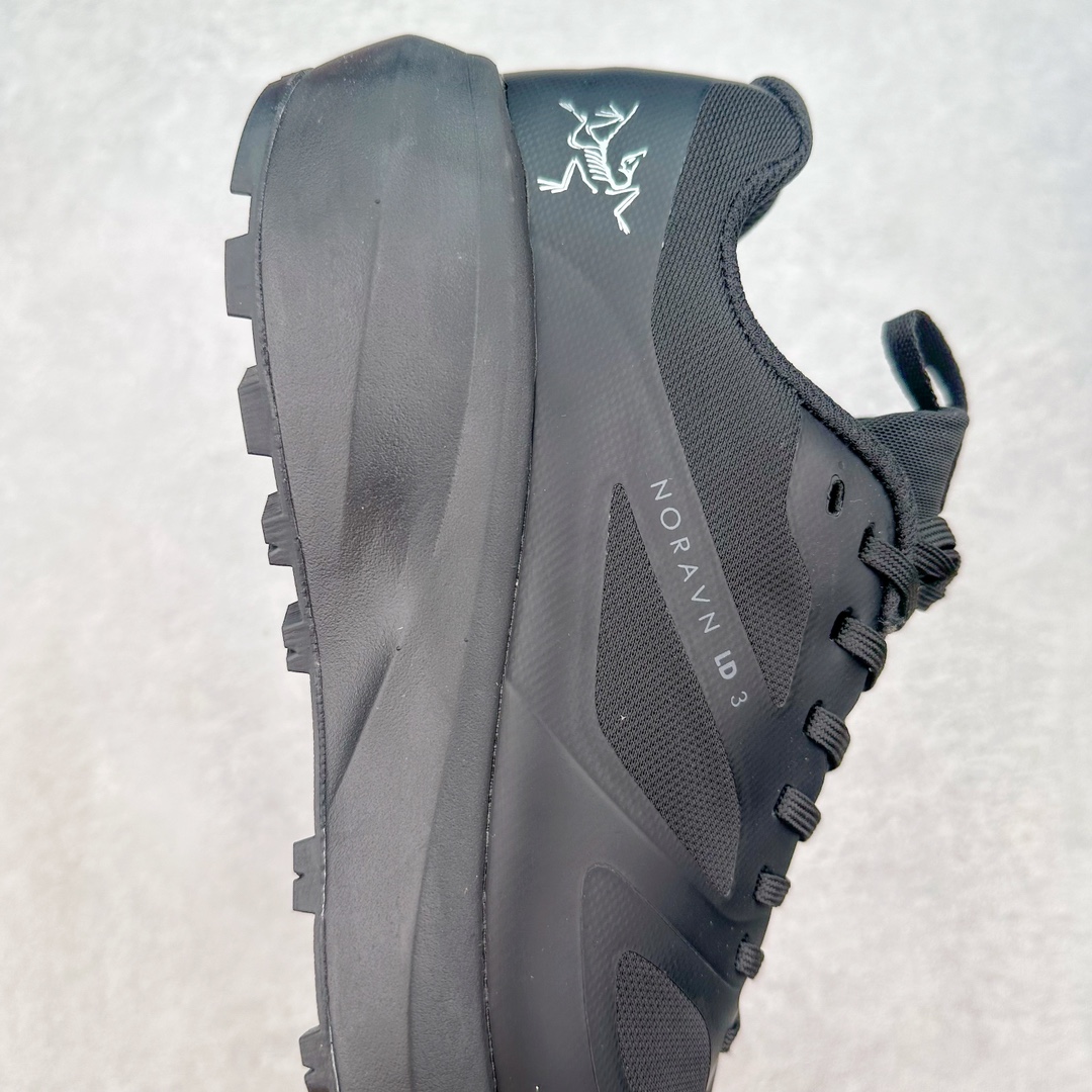 图片[6]-＃纯原 加拿大品牌 始祖鸟·Arc\’teryx Norvan LD 3 GTX Trail 北温哥华三代系列长距离越野徒步户外运动跑鞋 ARC\’TERYX始祖鸟，户外运动产品的天花板品牌，2017年发布第一款越野跑鞋NORVAN VT，始祖鸟的越野跑鞋分为三个系列，分别是：VT（Vertical Terrain垂直地形）、LD（Long Distance长距离）、SL（Super Light超轻），发展到今日已经更新到了第三代产品，而NORVAN的命名源于北温哥华（North Vancouver）代表高性能越野跑系统。在2018年我测评了始祖鸟第一代长距离越野跑鞋NORVAN LD，而这次测评的，正是该系列的第三代产品NORVAN LD 3，它与初代相比可以说是脱胎换骨的改变。在整体外观方面，NORVAN LD 3保持了ARC\’TERYX始祖鸟一贯的设计风格，配色一如既往的“素”，使用纯色营造出高级感。鞋面采用单层网孔Cordura®鞋面，与初代的紧密编织鞋面相比透气性能更好，鞋面热压了TPU薄膜支撑鞋面，得益于靠近中底整圈的热压TPU，使NORVAN LD 3的涉水深度更深。NORVAN LD 3帮面一体成型，只在跟杯正中进行缝合，跟杯有硬质港宝，能有效支撑和锁定足跟，足跟外侧印刷了ARC\’TERYX始祖鸟LOGO。鞋头多层防踢设计保护脚趾，避免脚趾踢到尖利的岩石导致受伤。尺码：36 36.5 37.5 38 38.5 39 40 40.5 41 42 42.5 43 44 44.5 45 46-选品中心